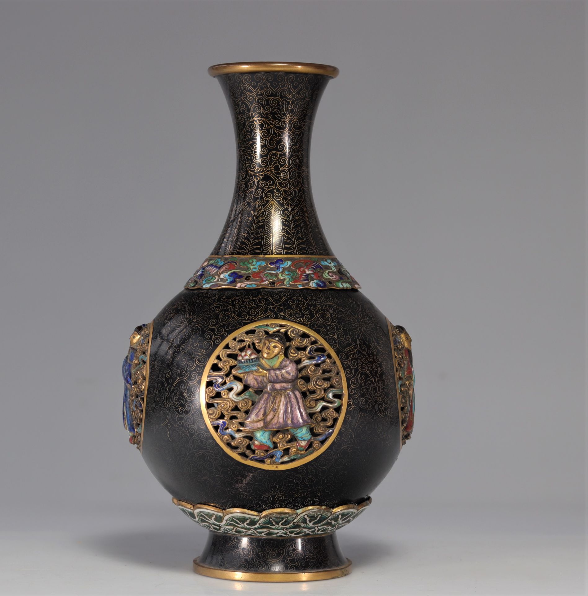 Cloisonne bronze vase decorated with Qing period figures - Image 8 of 9