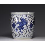 Imposing blue white vase decorated with dragons