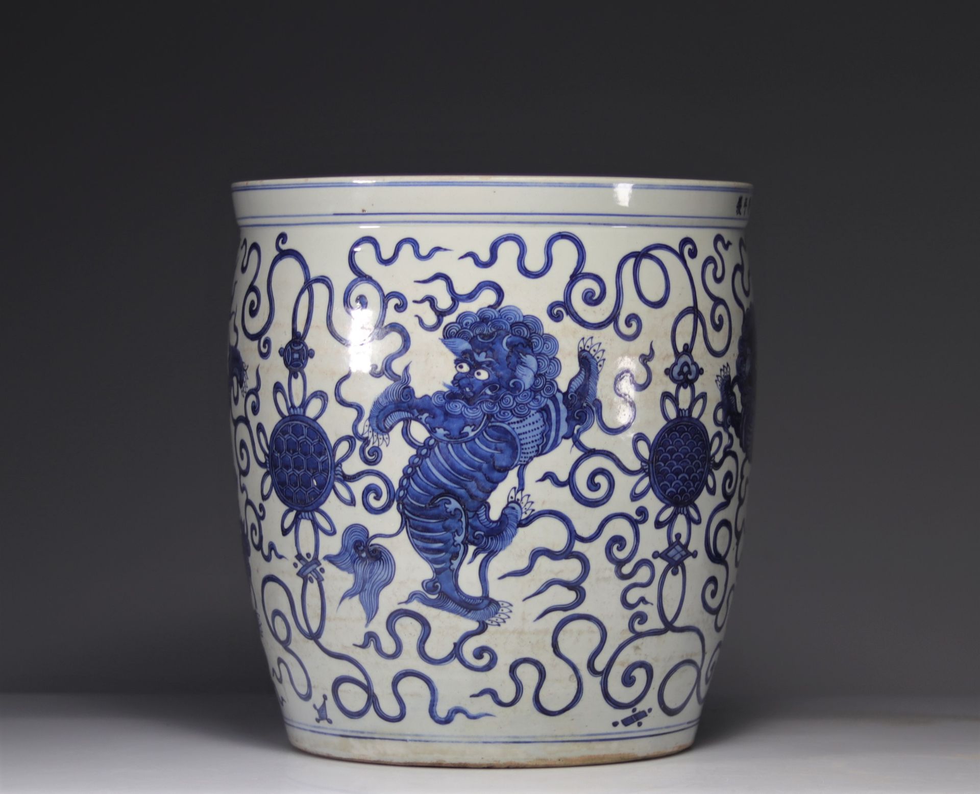 Imposing blue white vase decorated with dragons