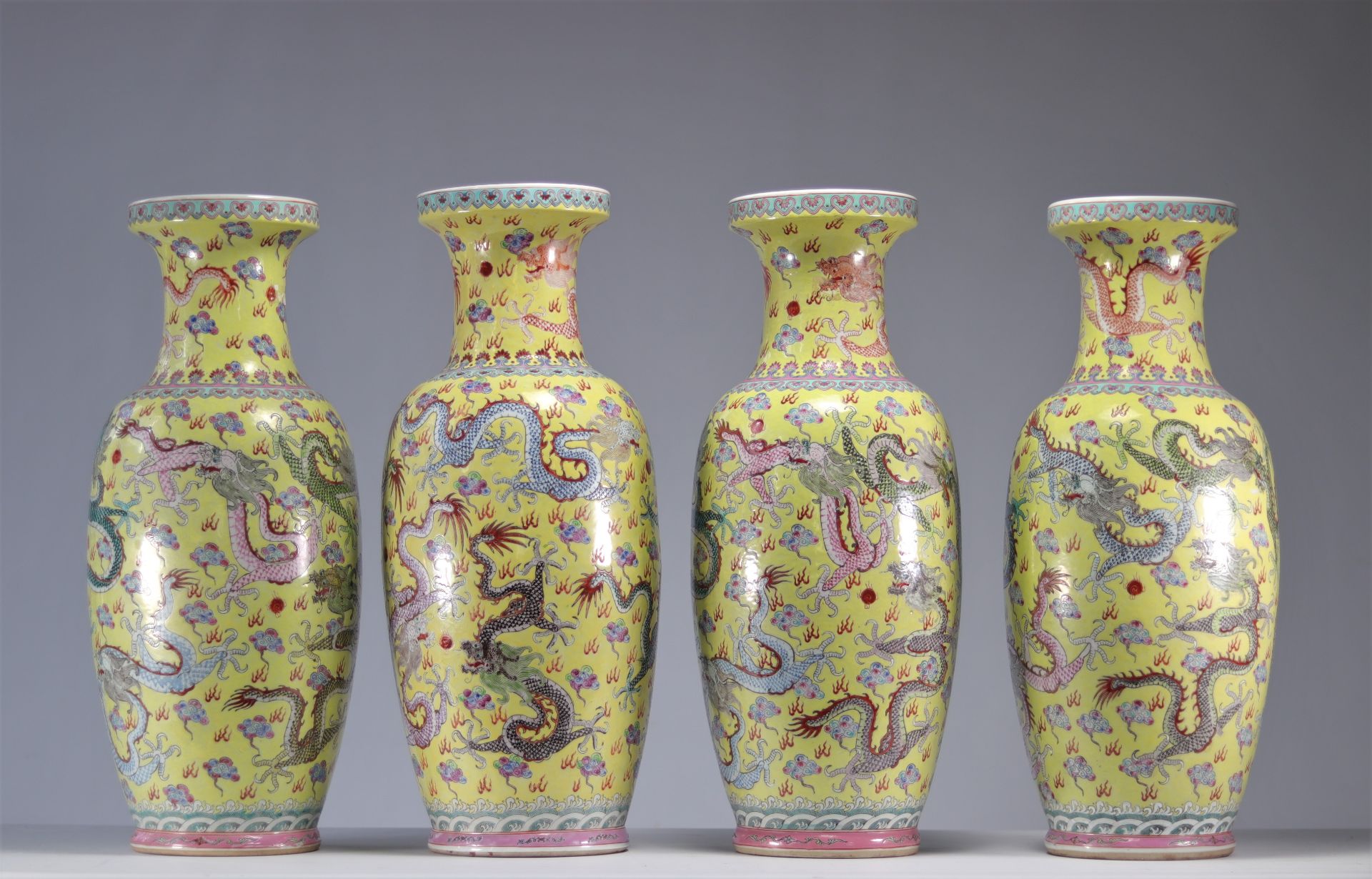 Vases (4) in Chinese famille rose porcelain decorated with dragons on a yellow background - Bild 2 aus 3