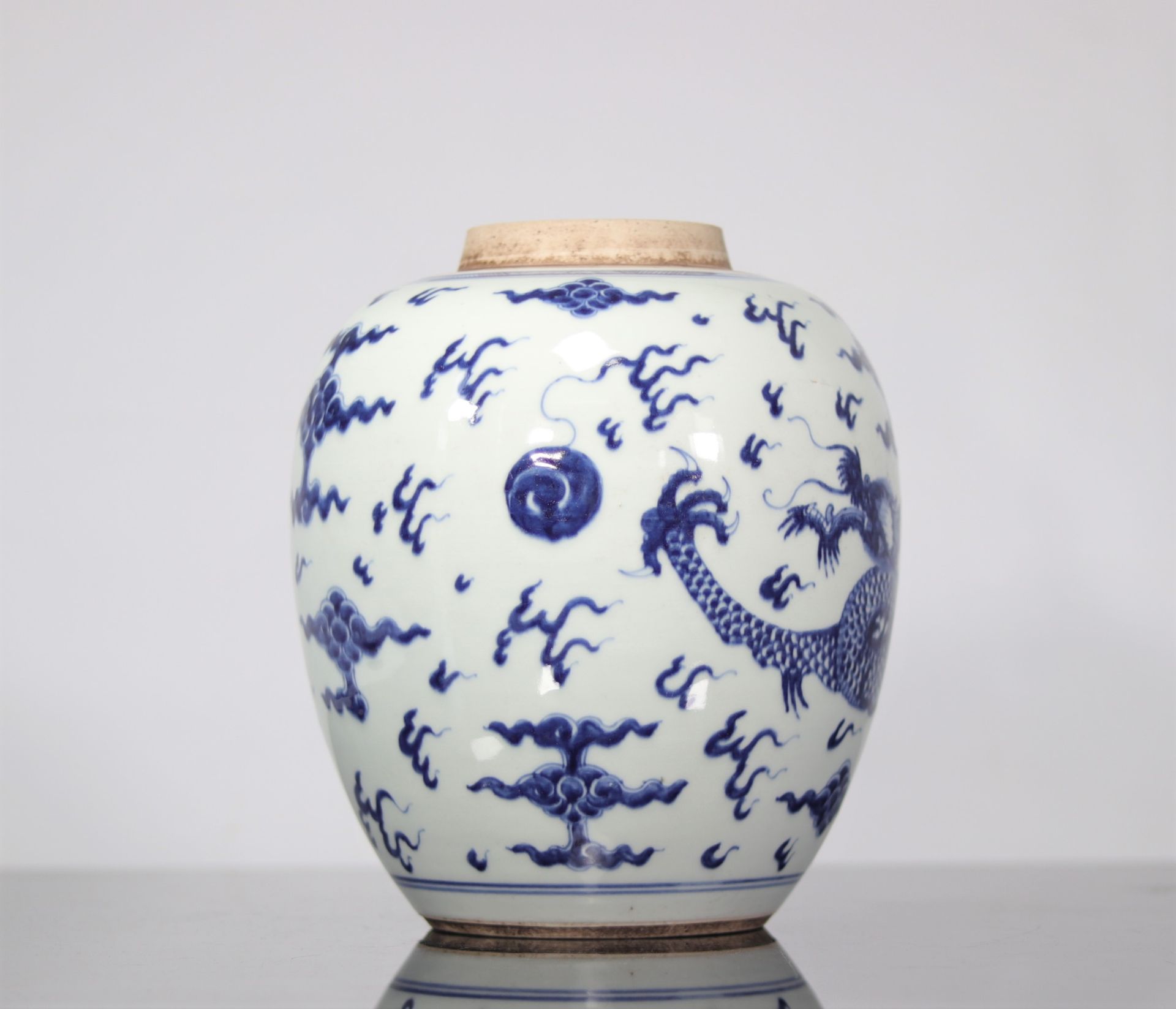 Blue white porcelain vase decorated with dragons mark in the circle - Bild 6 aus 7