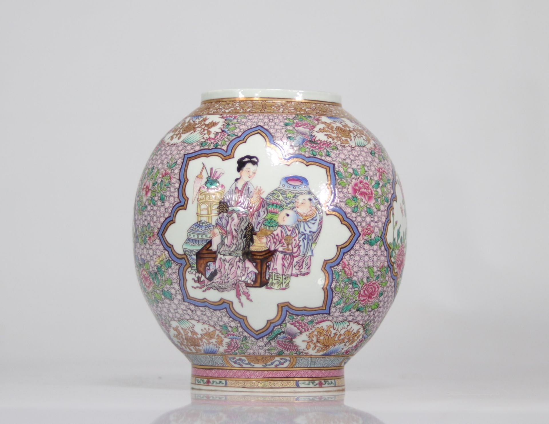 Lantern in porcelain famille rose decorated with characters