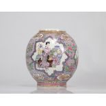 Lantern in porcelain famille rose decorated with characters