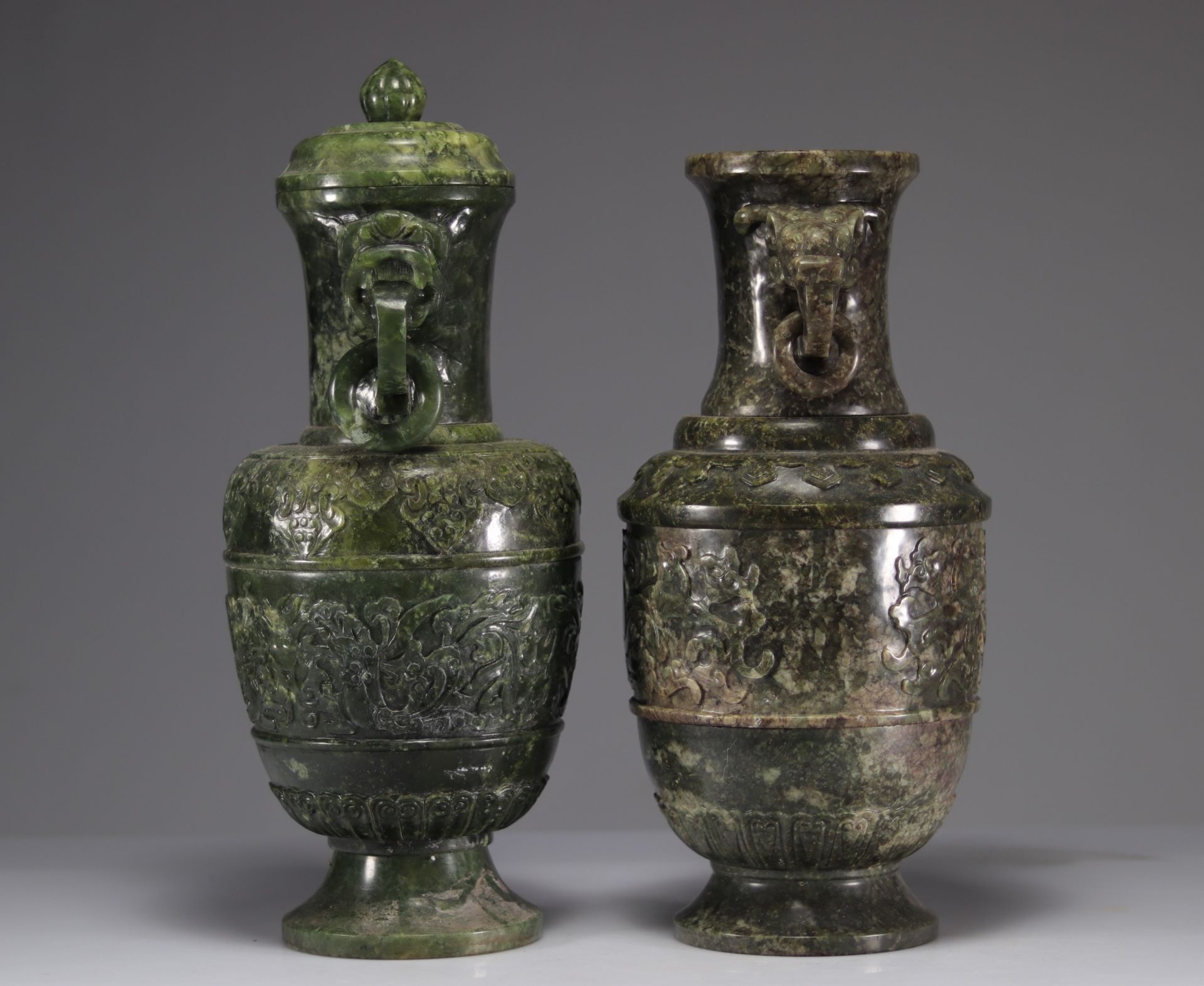 Lot of two jade vases decorated with dragon heads - Image 2 of 5