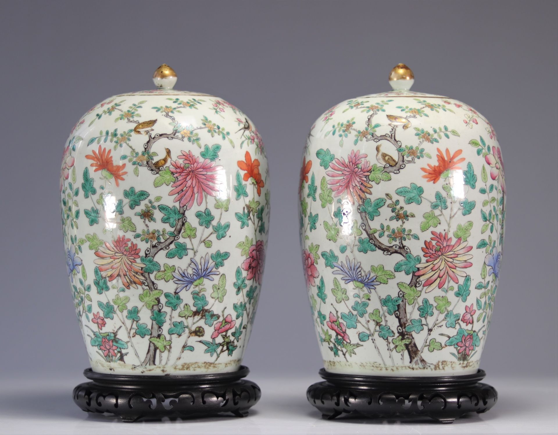 Pair of covered vases in famille rose porcelain with floral and bird decoration - Image 2 of 5