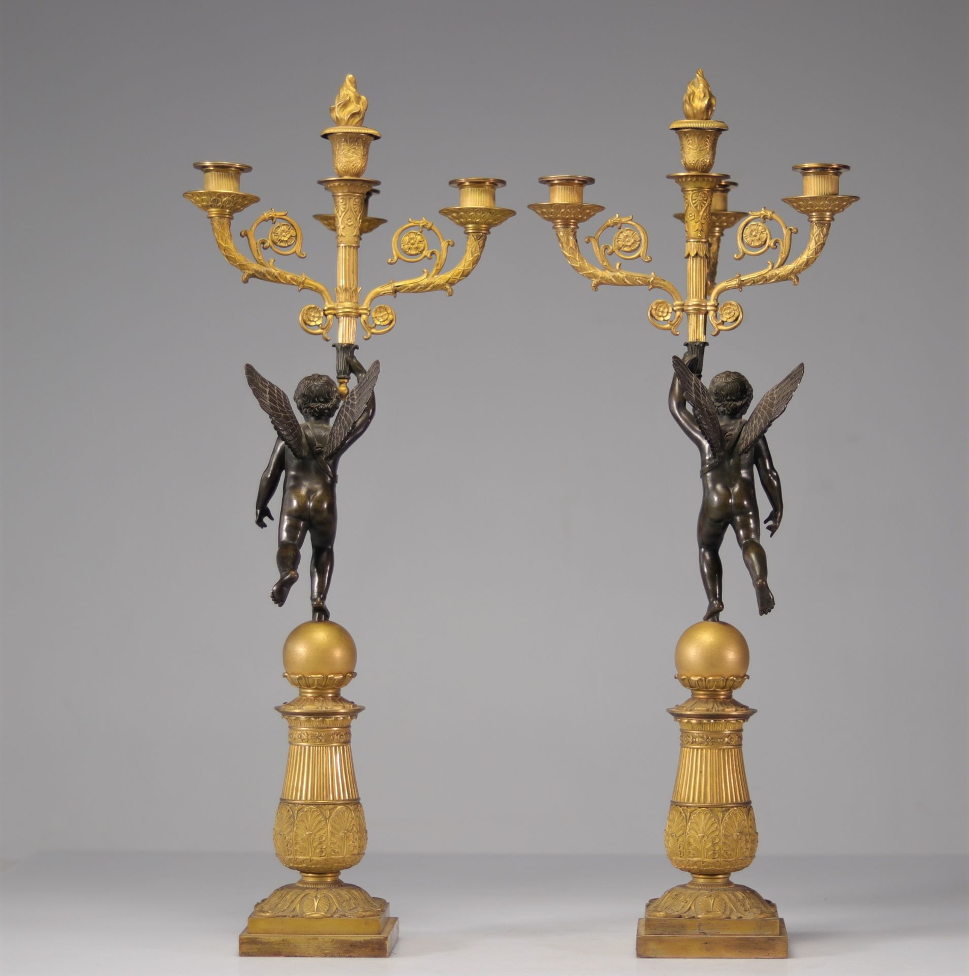 Pair of period Empire candelabras decorated with angels in bronze with two patinas - Bild 3 aus 4