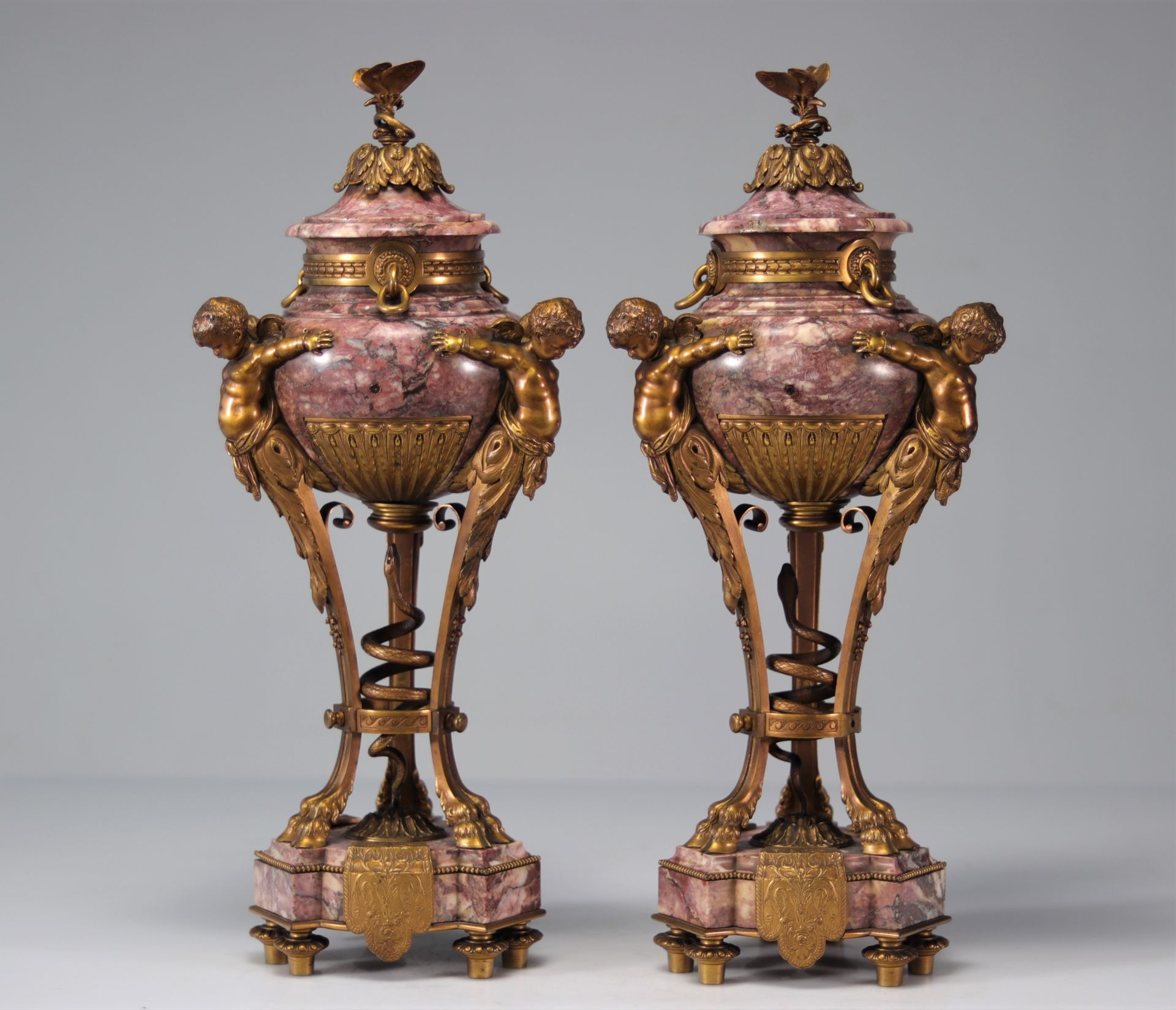 Rare pair of marble and gilt bronze cassolettes decorated with angels - Image 4 of 5