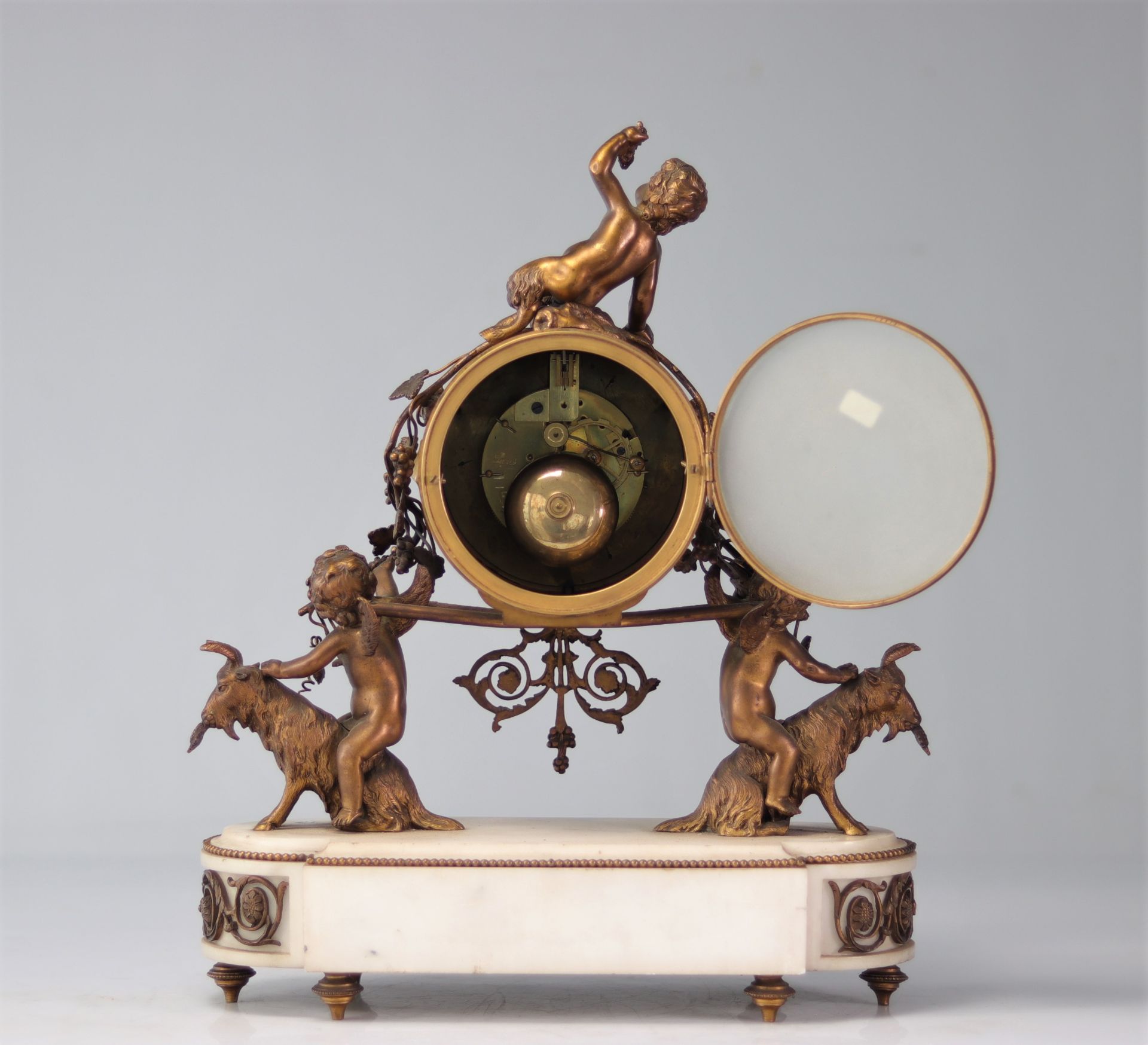 Pendulum set and Louis XVI bronze candlesticks decorated with fauns - Bild 4 aus 7