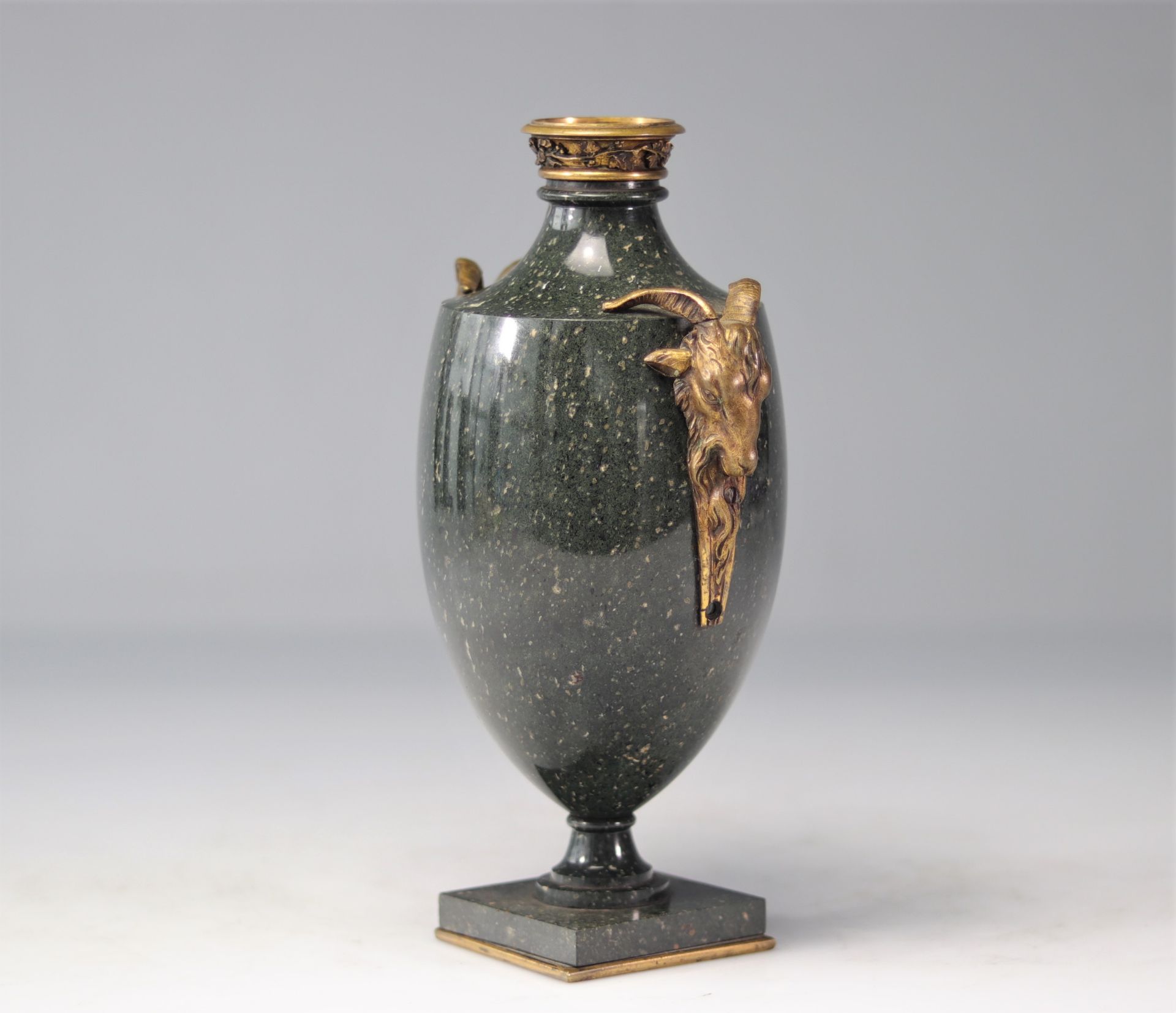 Porphyry vase mounted in bronze with goat's head - Bild 2 aus 3