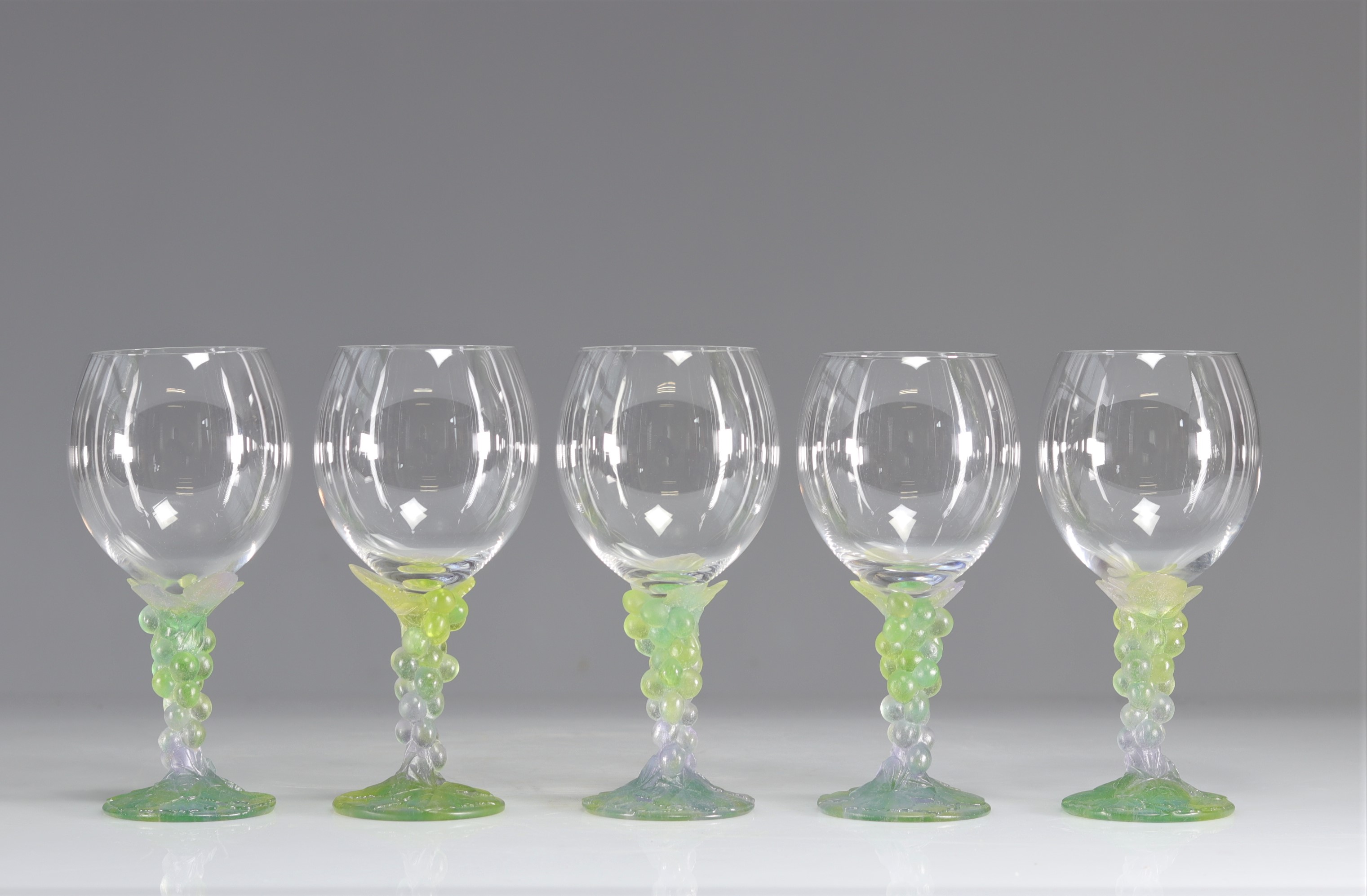 Daum Nancy glasses (5) feet in purple nuanced green glass paste decorated with a bunch of grapes