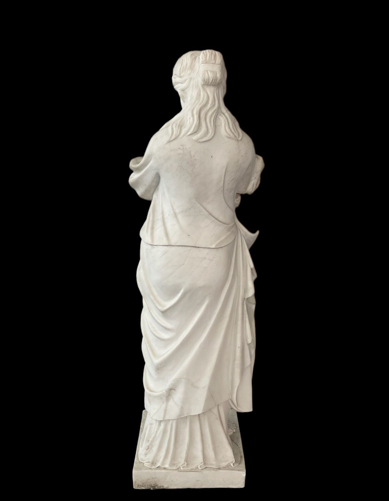 Imposing marble statue of a young woman - Image 2 of 4