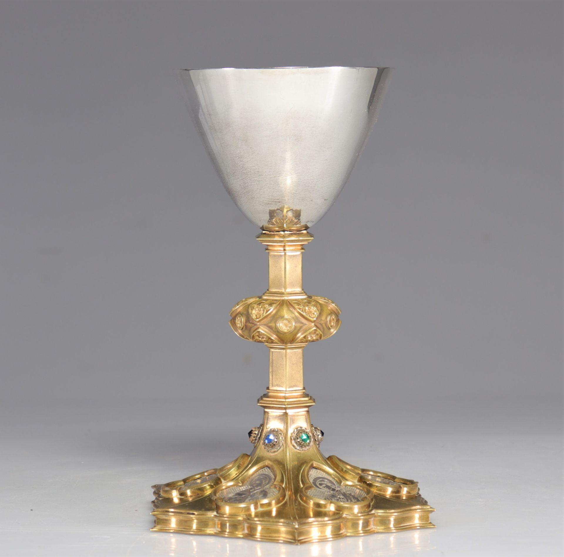 Neo-Gothic style chalice decorated with stones and Saints on the foot - Bild 3 aus 7