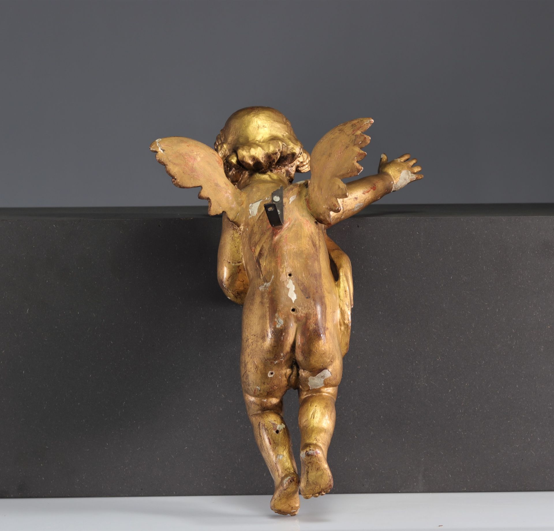 Pair of 18th century carved and gilded wooden angels - Image 4 of 5