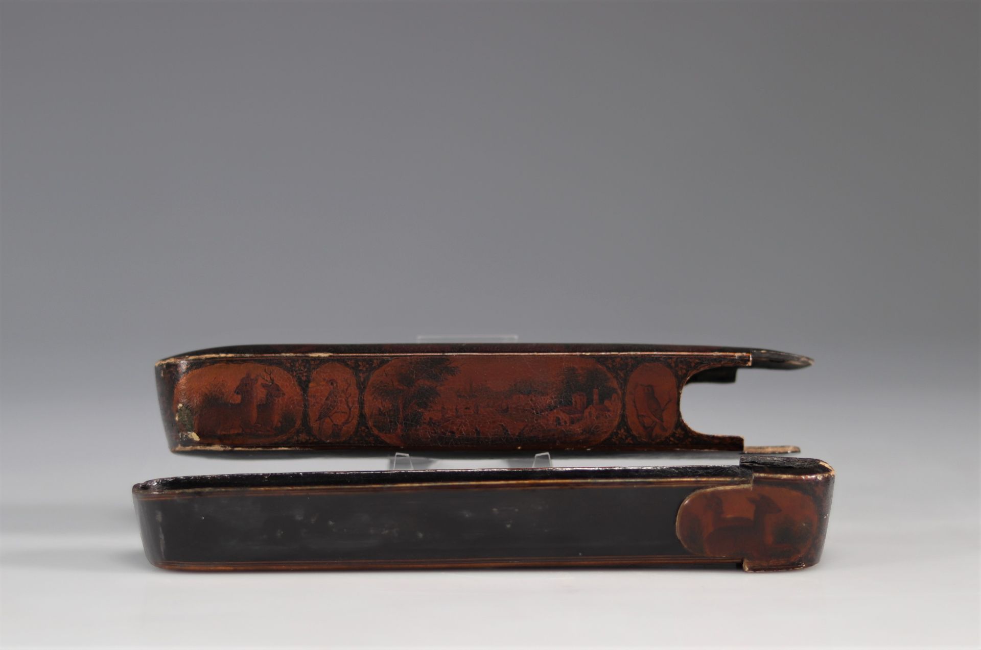 19th century Kadjar travel pencil case in polychrome lacquer decorated with medallions and character - Bild 2 aus 3