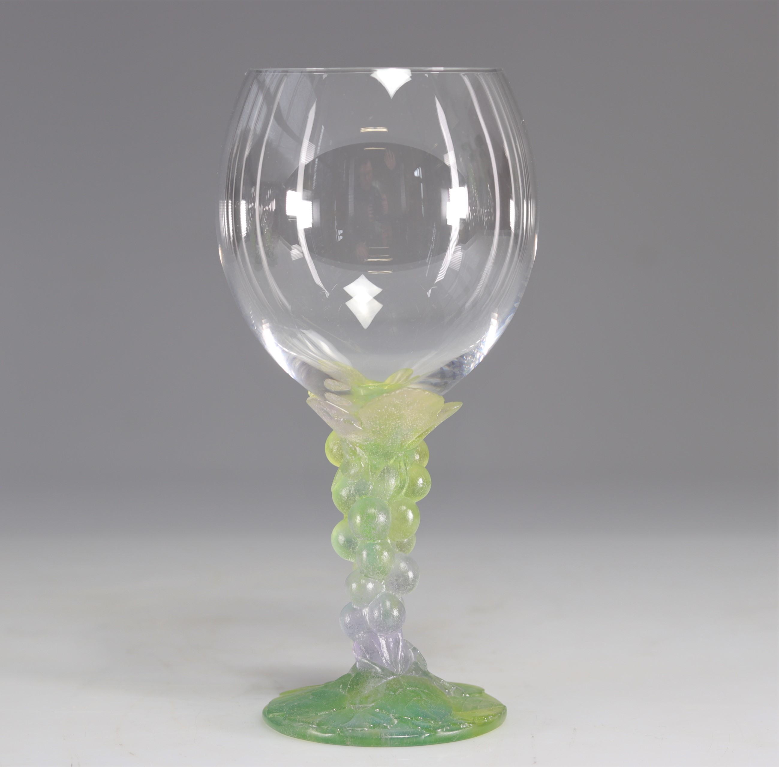 Daum Nancy glasses (5) feet in purple nuanced green glass paste decorated with a bunch of grapes - Image 2 of 5