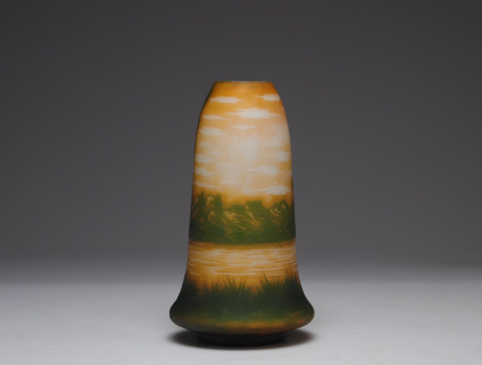 Must vase with mountain landscape decor - Bild 3 aus 5