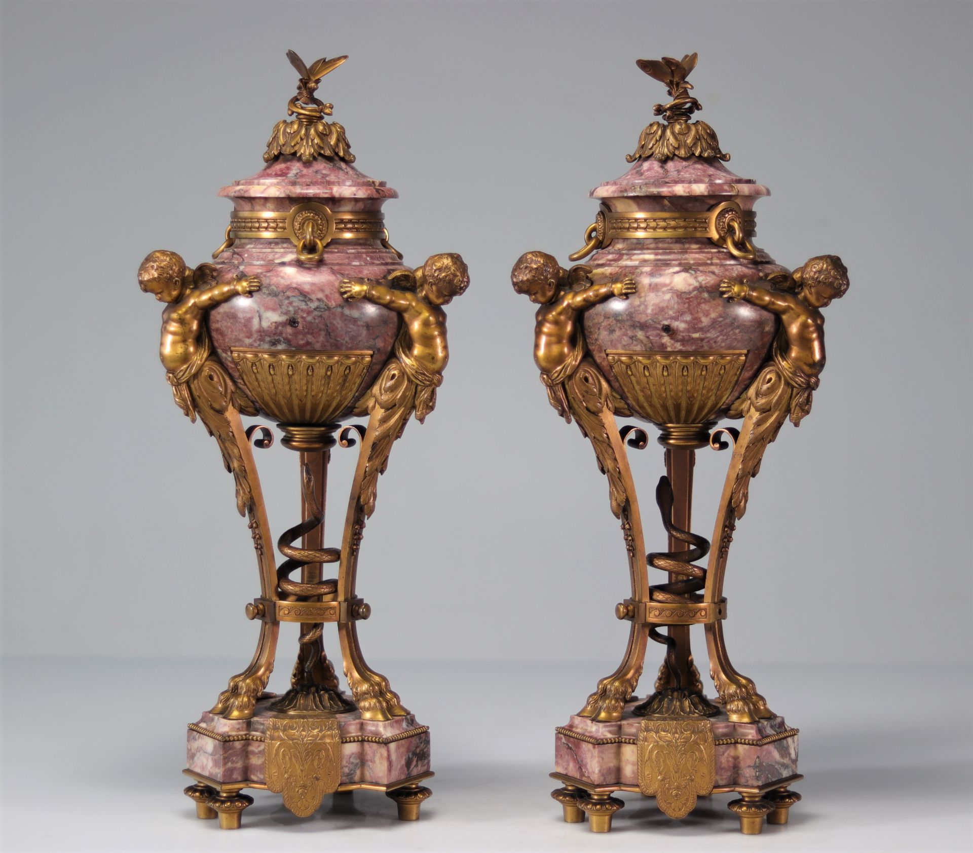 Rare pair of marble and gilt bronze cassolettes decorated with angels