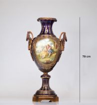 Imposing Sevres porcelain decorated with a romantic scene