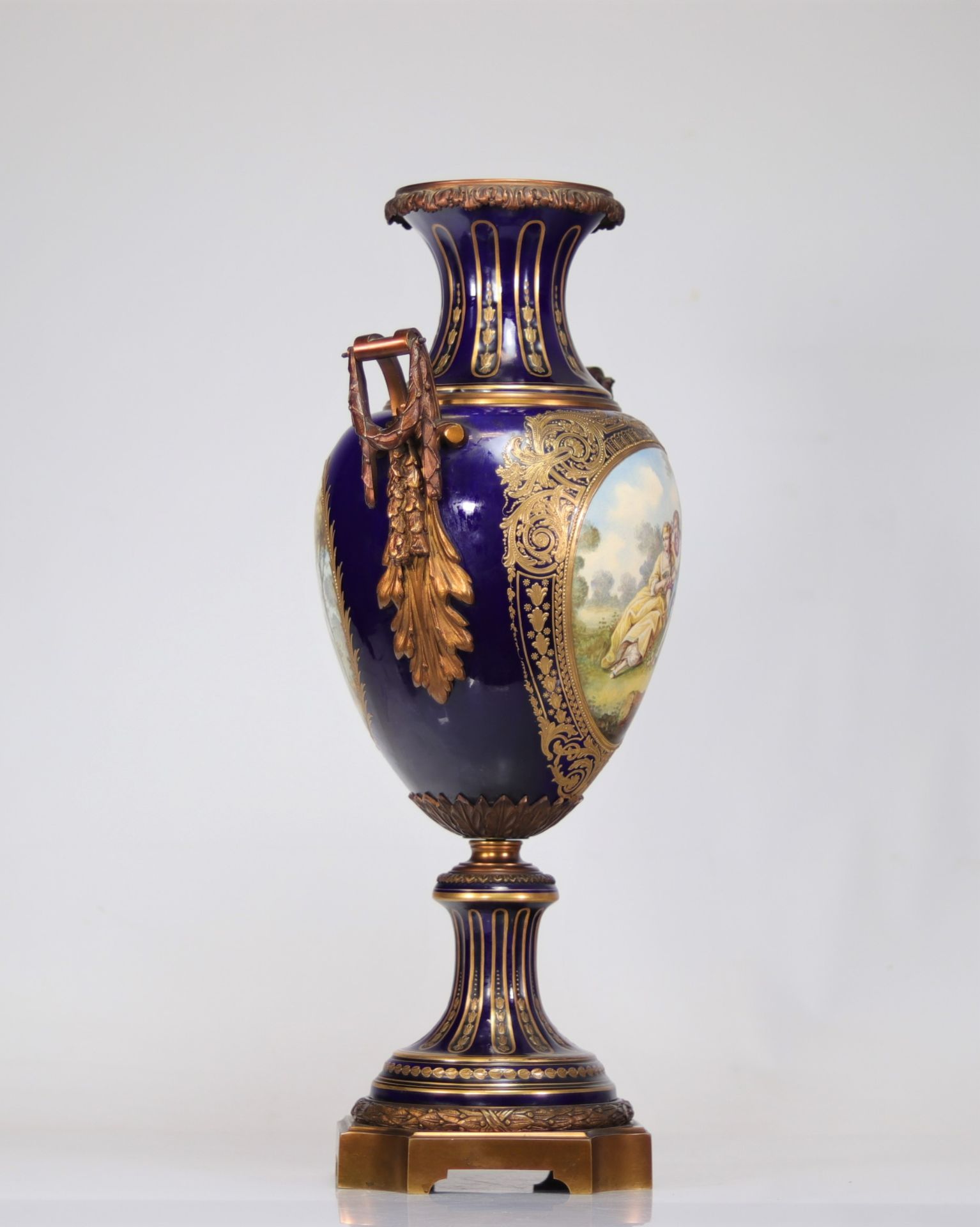 Imposing Sevres porcelain decorated with a romantic scene - Image 3 of 5