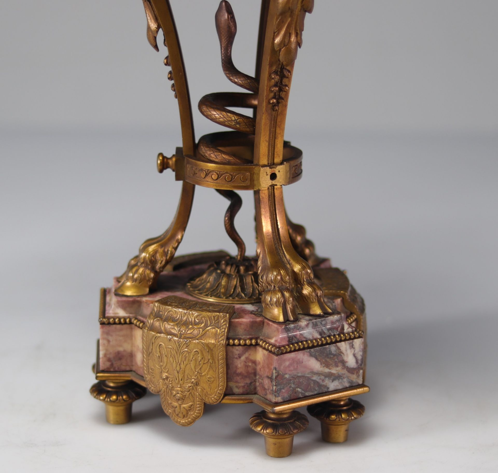 Rare pair of marble and gilt bronze cassolettes decorated with angels - Image 5 of 5