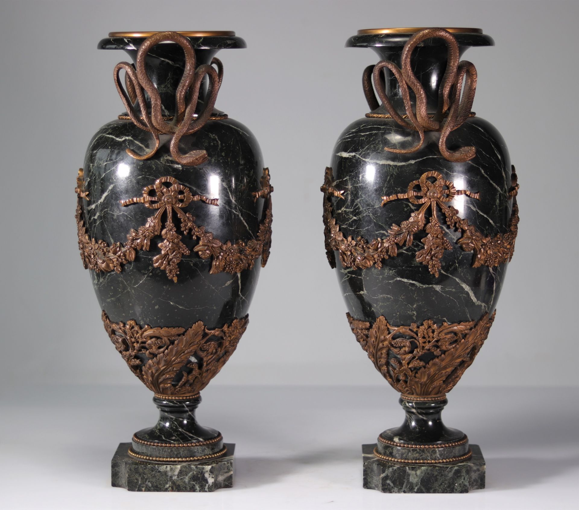 Imposing pair of marble and bronze cassolettes decorated with snakes - Image 4 of 7
