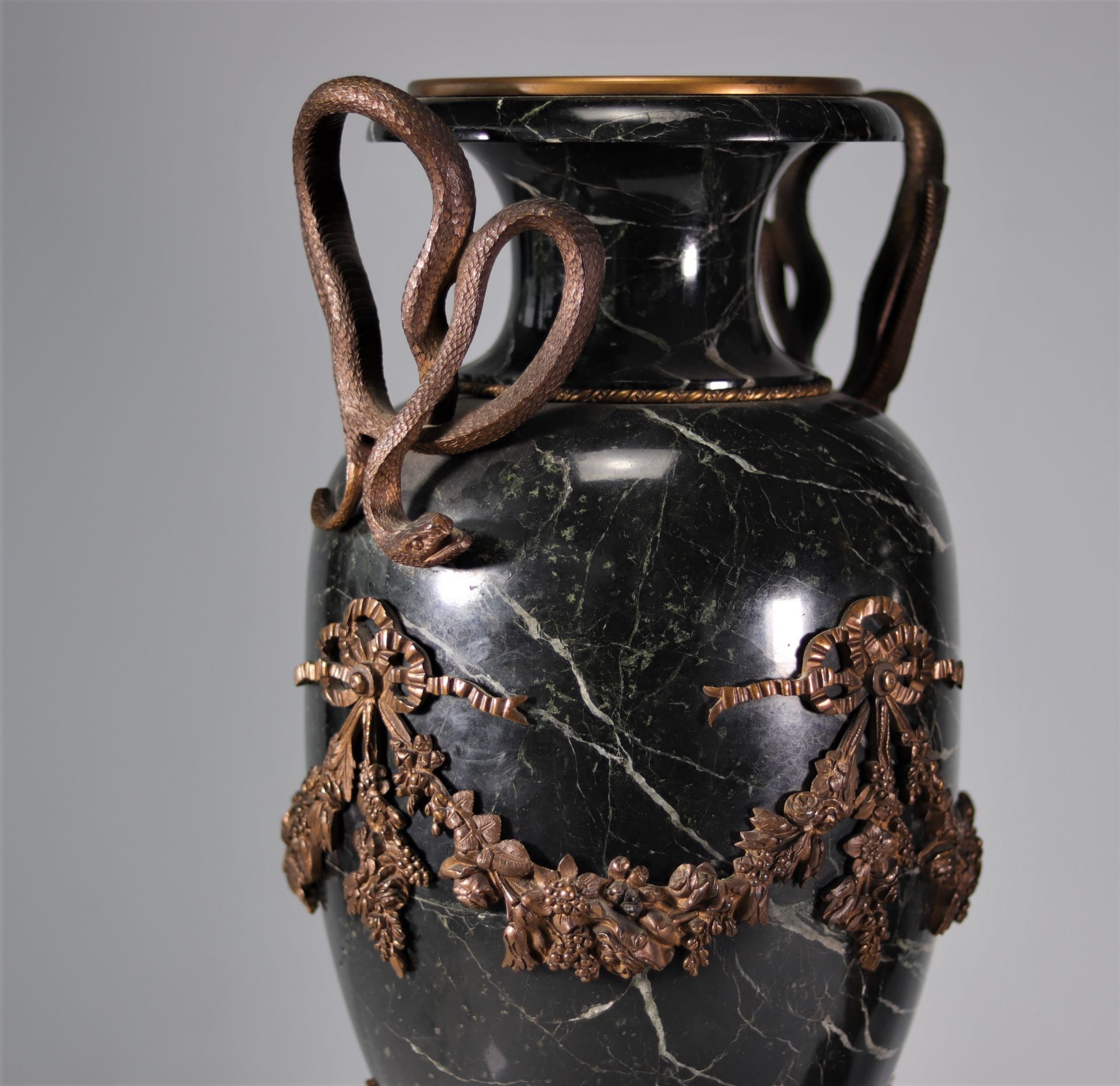 Imposing pair of marble and bronze cassolettes decorated with snakes - Image 7 of 7