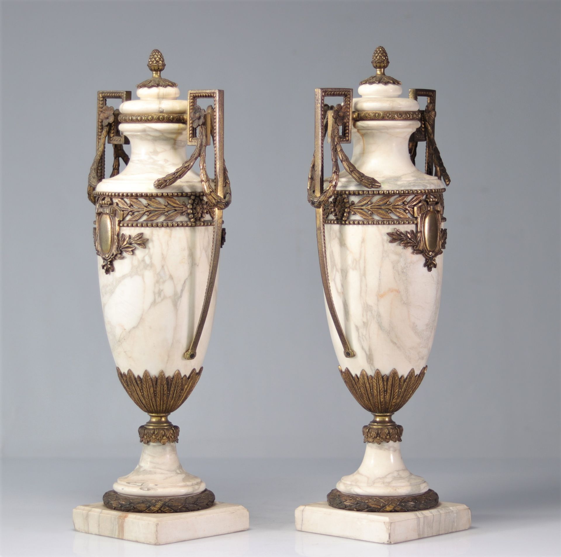 Pair of marble vases with gilt bronze mounts - Image 2 of 4