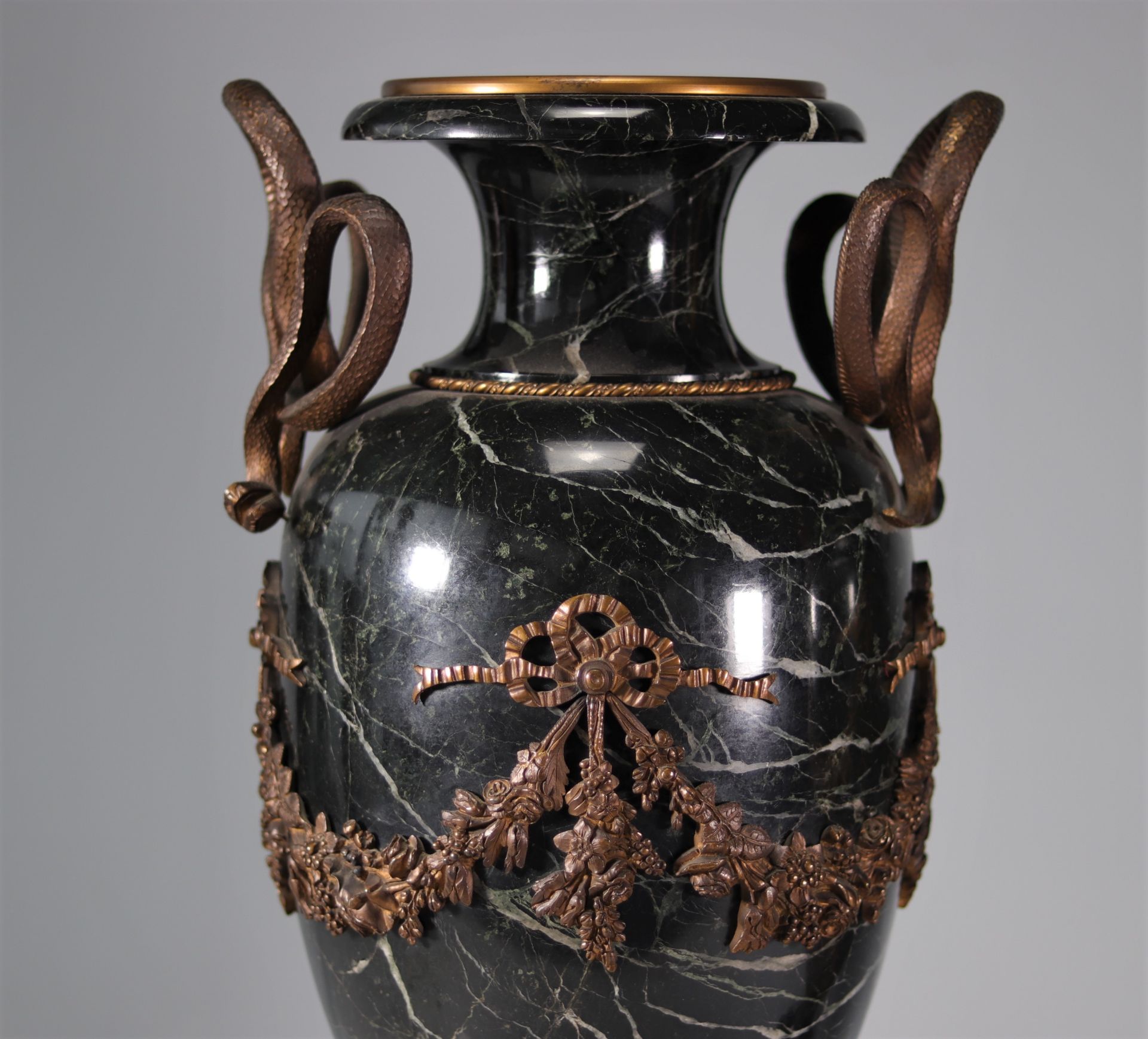 Imposing pair of marble and bronze cassolettes decorated with snakes - Image 5 of 7