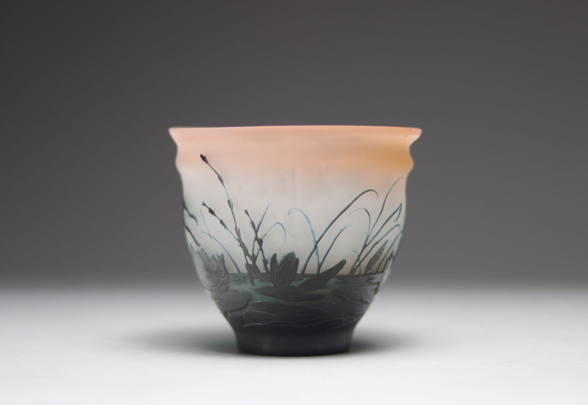 Emile Galle bowl decorated with an aquatic landscape - Bild 2 aus 5