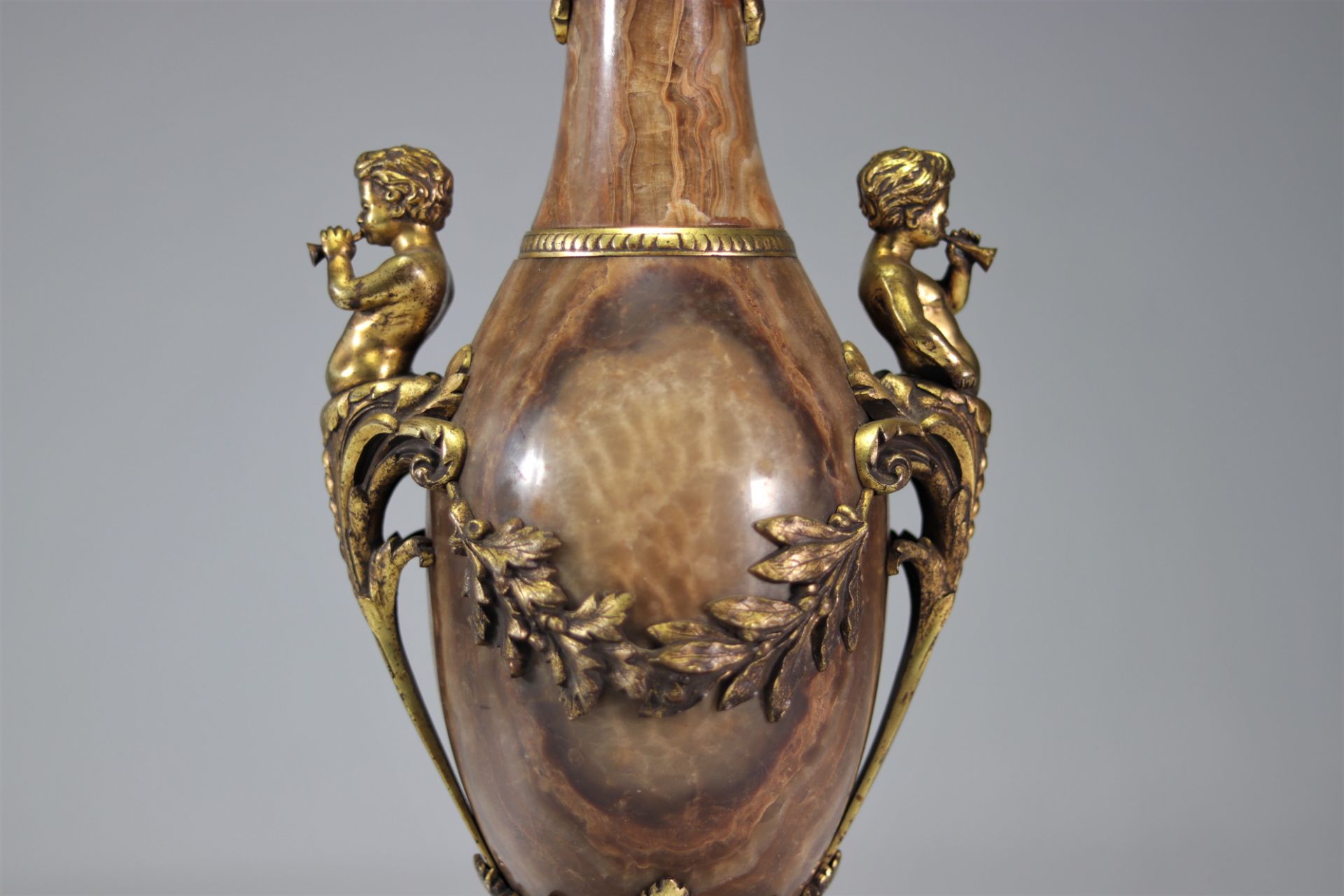 Pair of marble vases decorated with gilt bronze musical fauns - Bild 5 aus 5