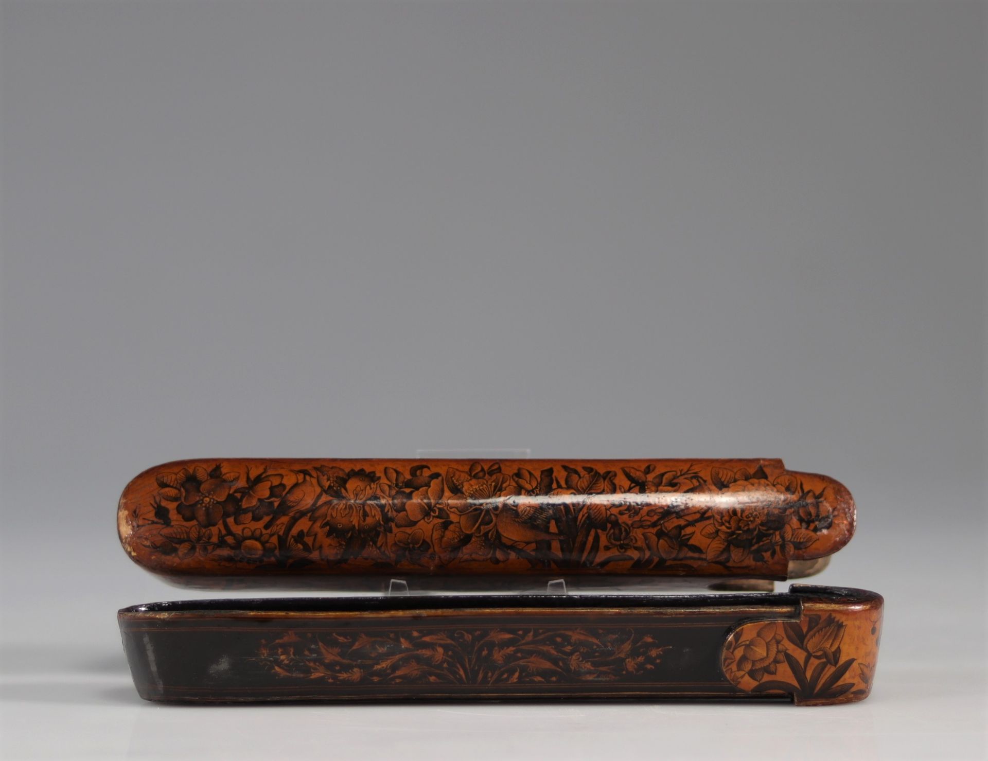 19th century Kadjar travel pencil case in polychrome lacquer with floral decoration - Image 2 of 5