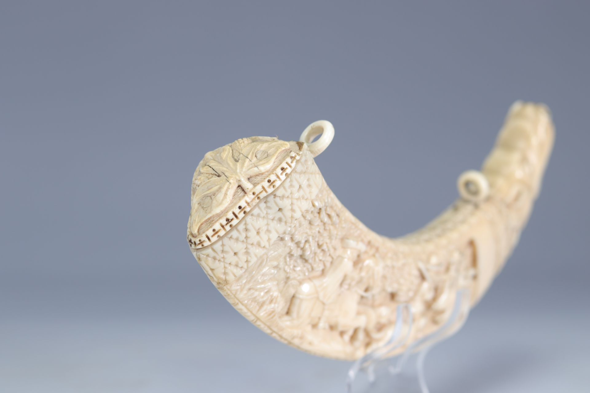 Tooth carved with a 19th century French coat of arms hunting scene - Image 6 of 6