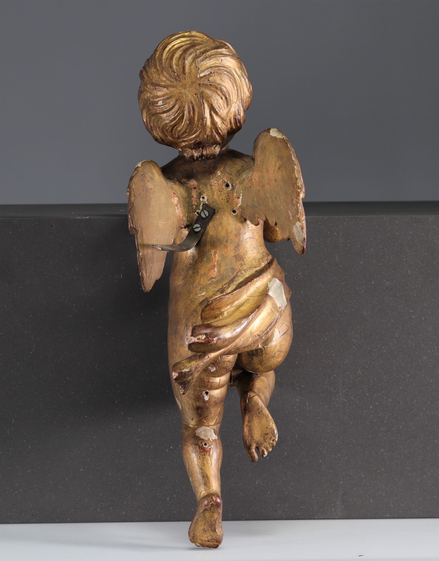 Pair of 18th century carved and gilded wooden angels - Image 3 of 5