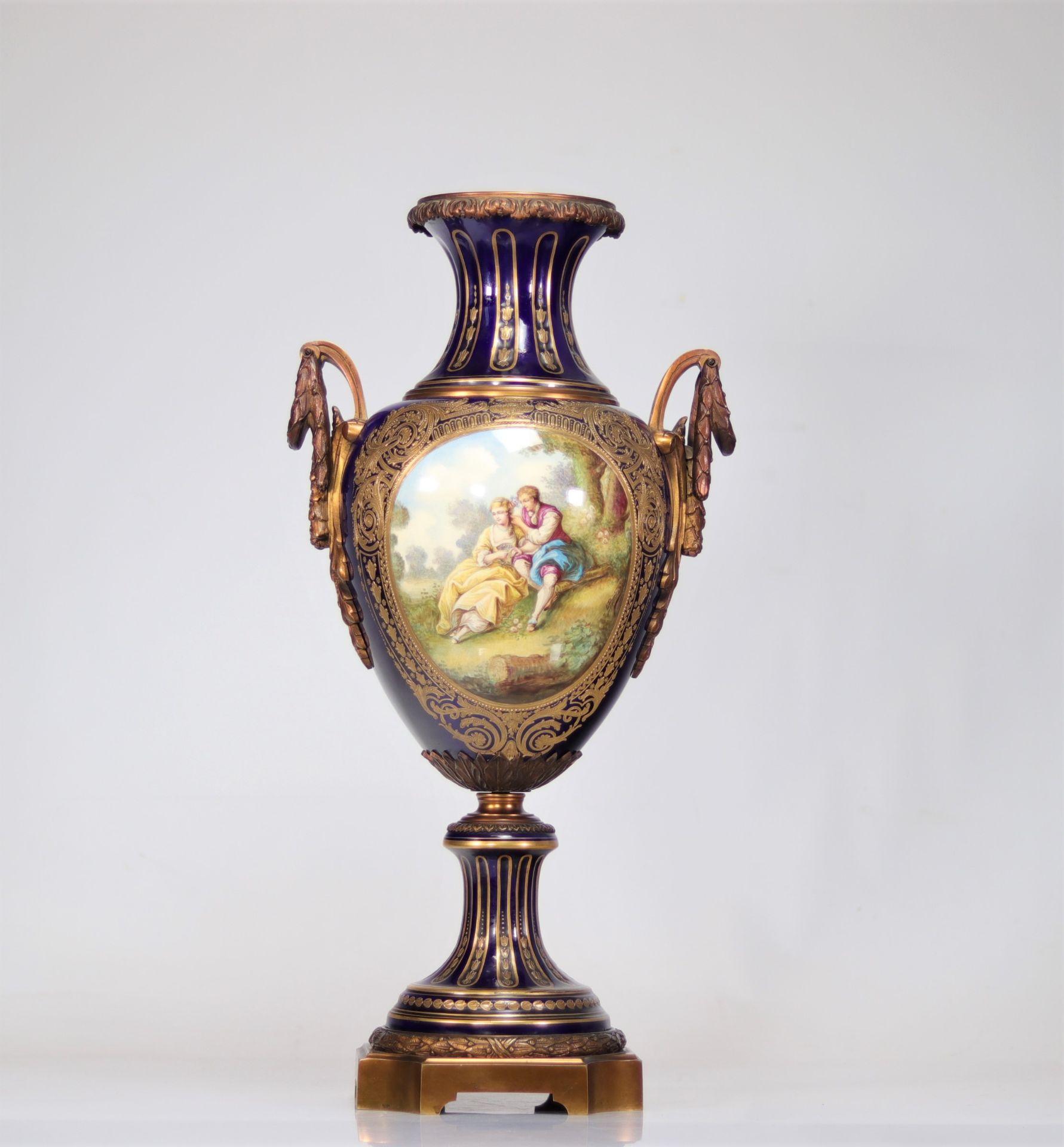 Imposing Sevres porcelain decorated with a romantic scene - Image 4 of 5