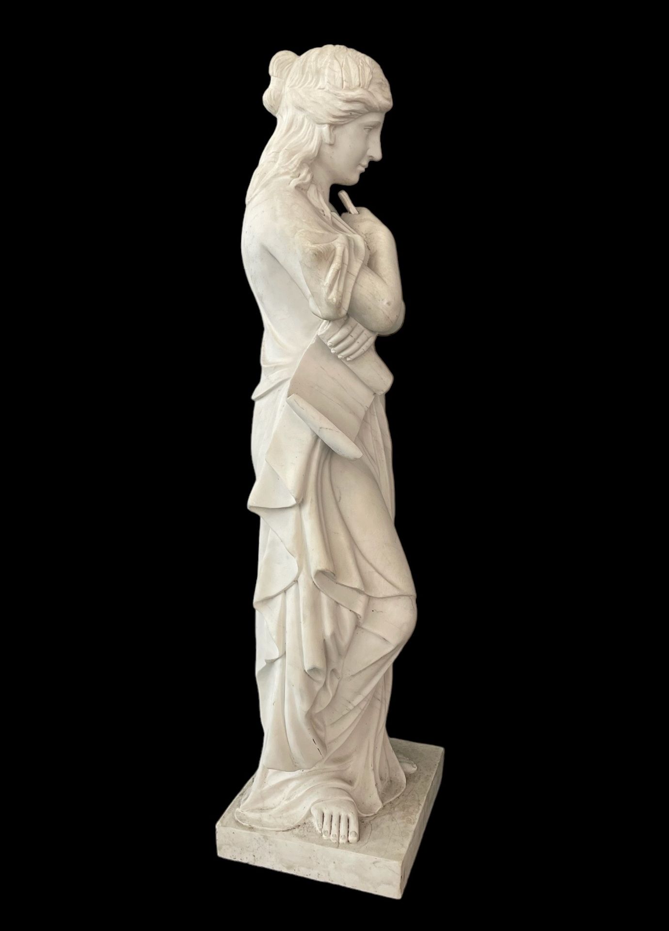 Imposing marble statue of a young woman - Image 4 of 4