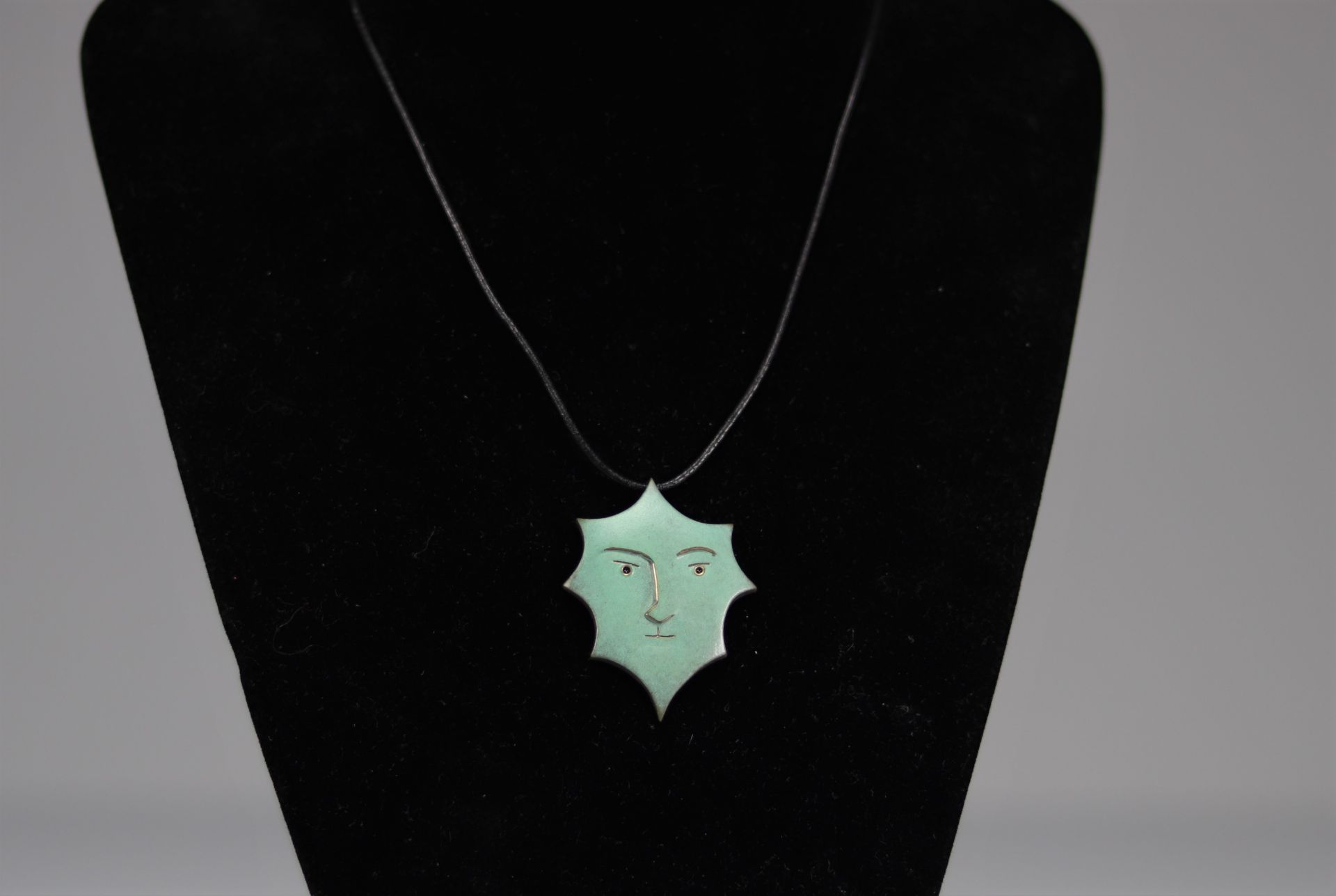 Jean Cocteau. "Octagon". A polished bronze pendant with celadon patina, black enamel in the eyes, de - Bild 2 aus 3