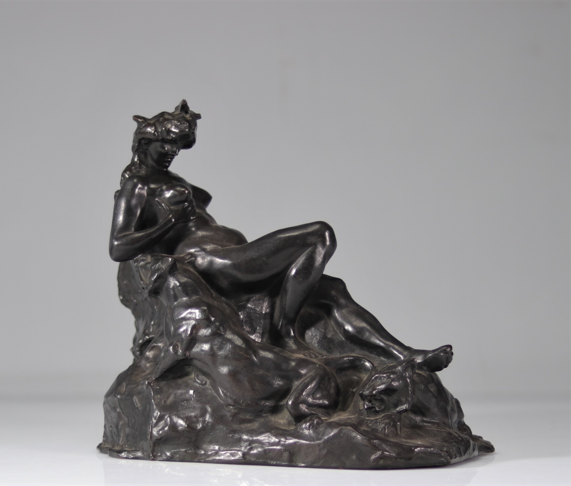 Auguste PUTTEMANS (1866-1922) Bronze "nude reclining with the panther"