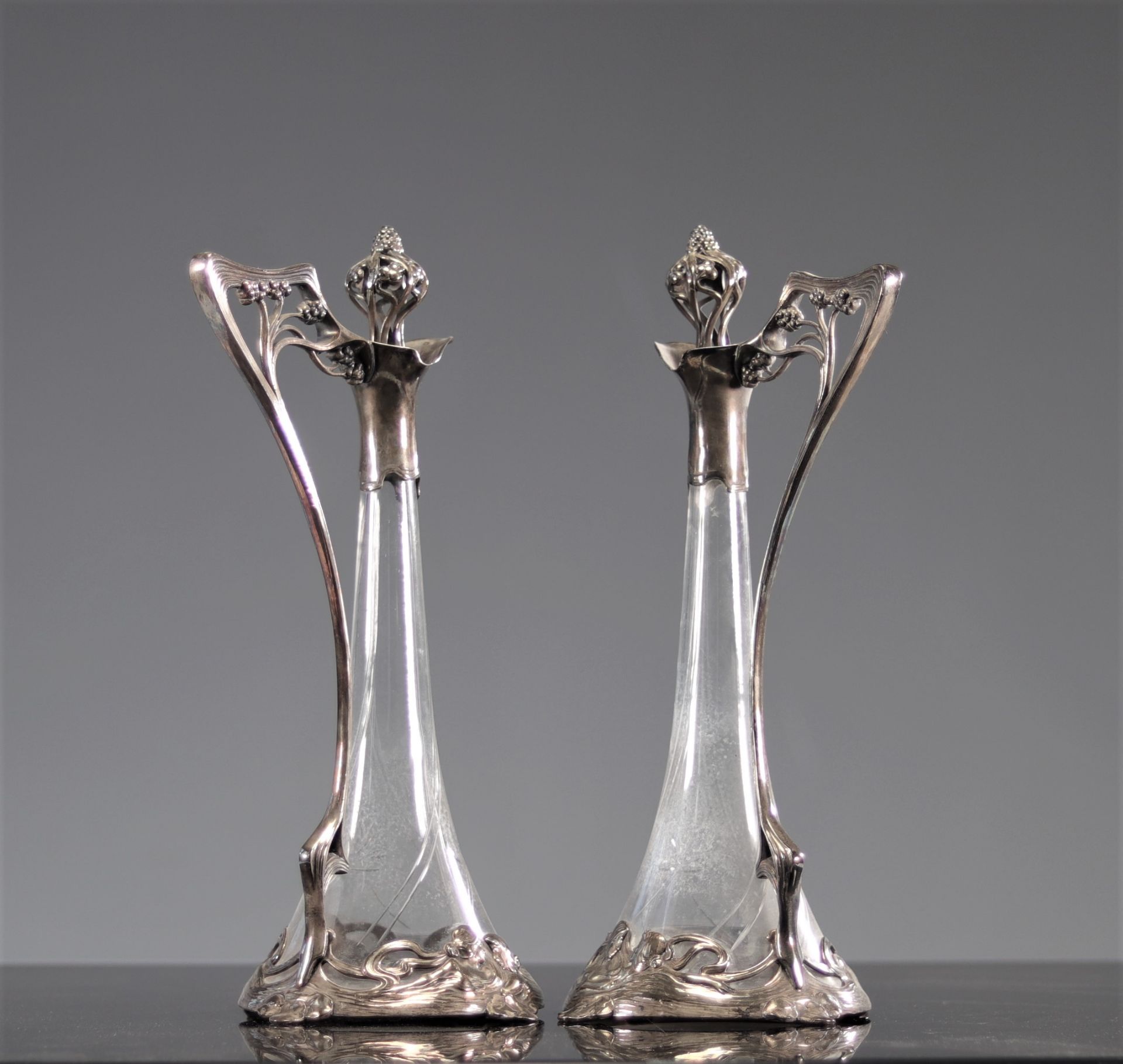 Pair of Art Nouveau carafes with floral decoration and young women 1900 - Bild 2 aus 4