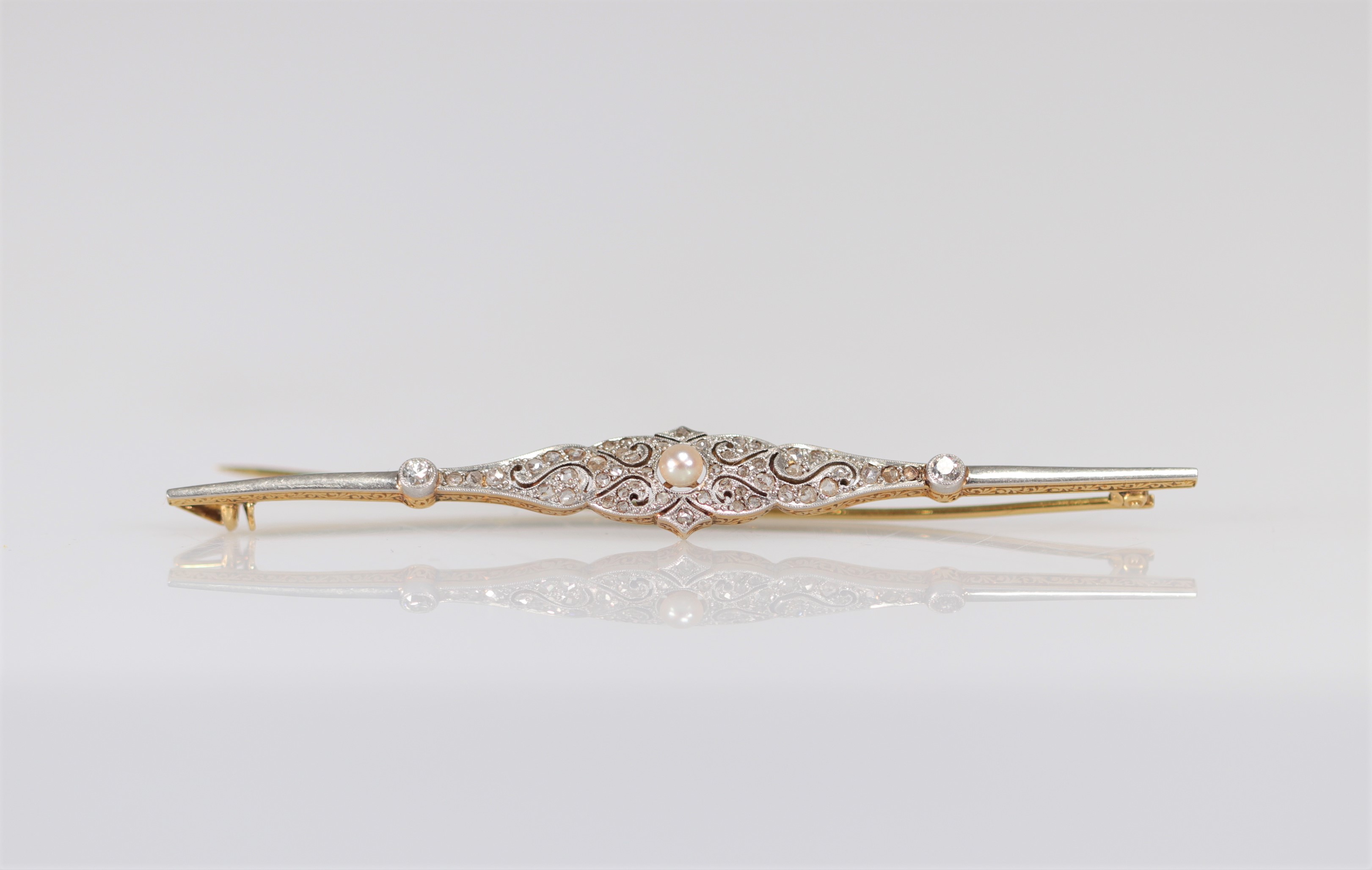 Art Deco brooch in yellow gold (18k) and platinum with diamonds and brilliants and pearl (8.1gr)