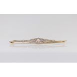 Art Deco brooch in yellow gold (18k) and platinum with diamonds and brilliants and pearl (8.1gr)