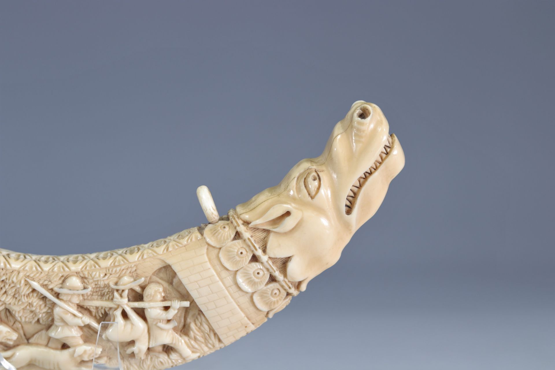 Tooth carved with a 19th century French coat of arms hunting scene - Image 4 of 6