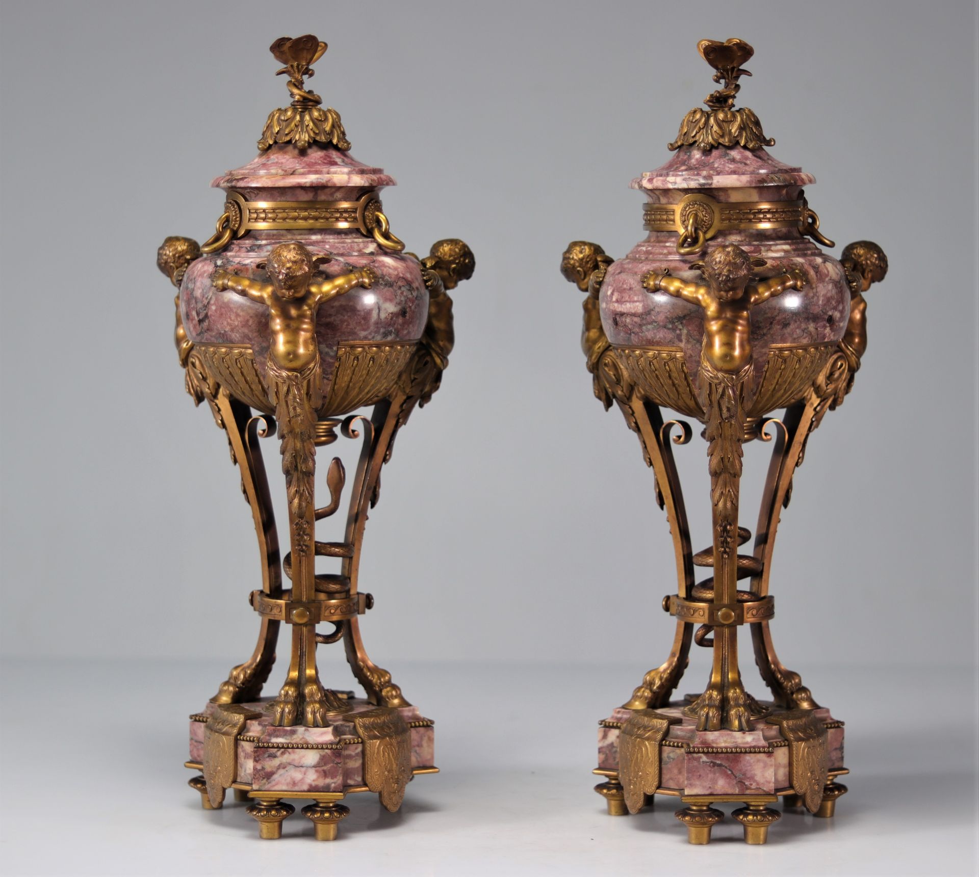 Rare pair of marble and gilt bronze cassolettes decorated with angels - Image 2 of 5