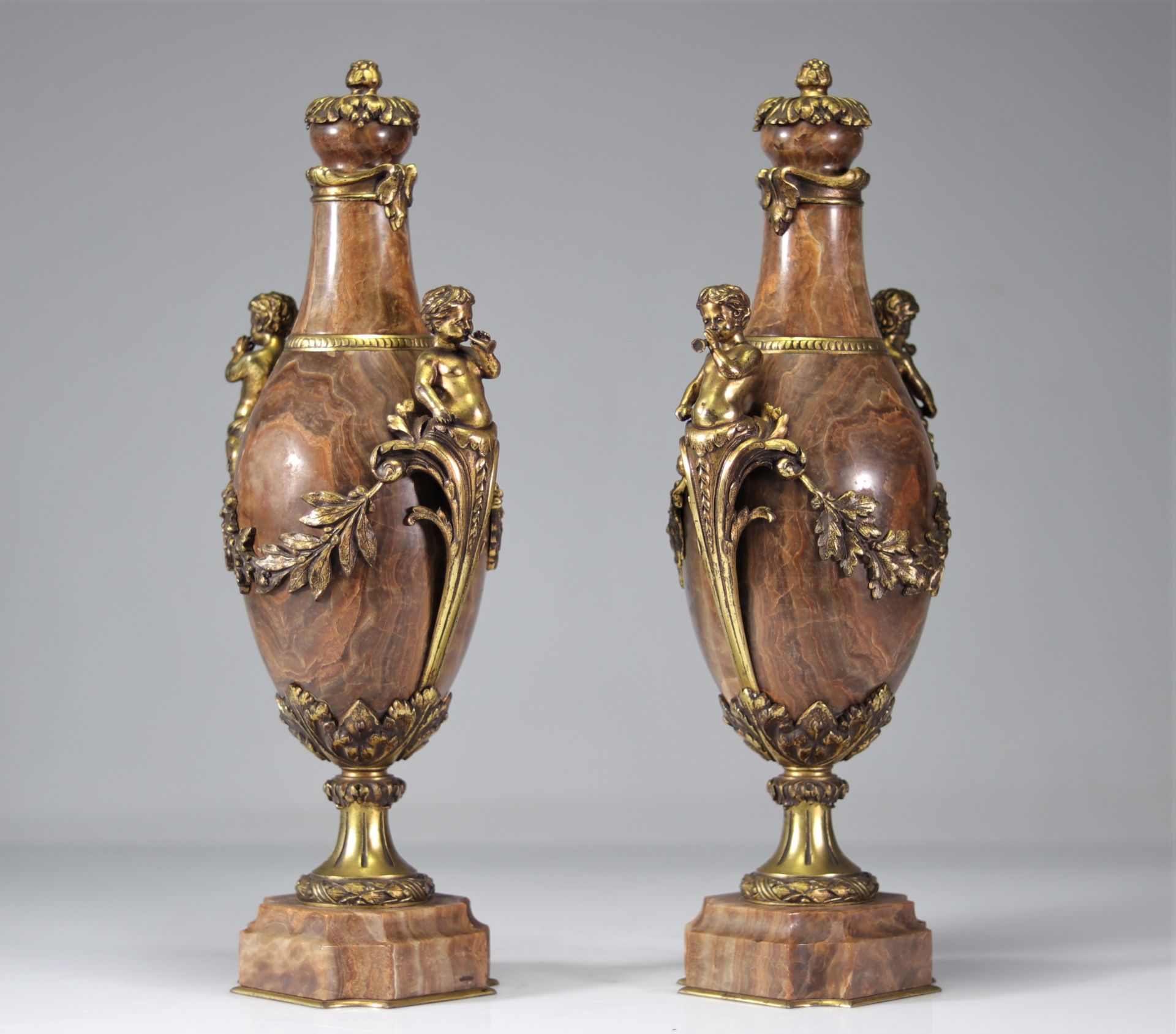 Pair of marble vases decorated with gilt bronze musical fauns - Bild 2 aus 5