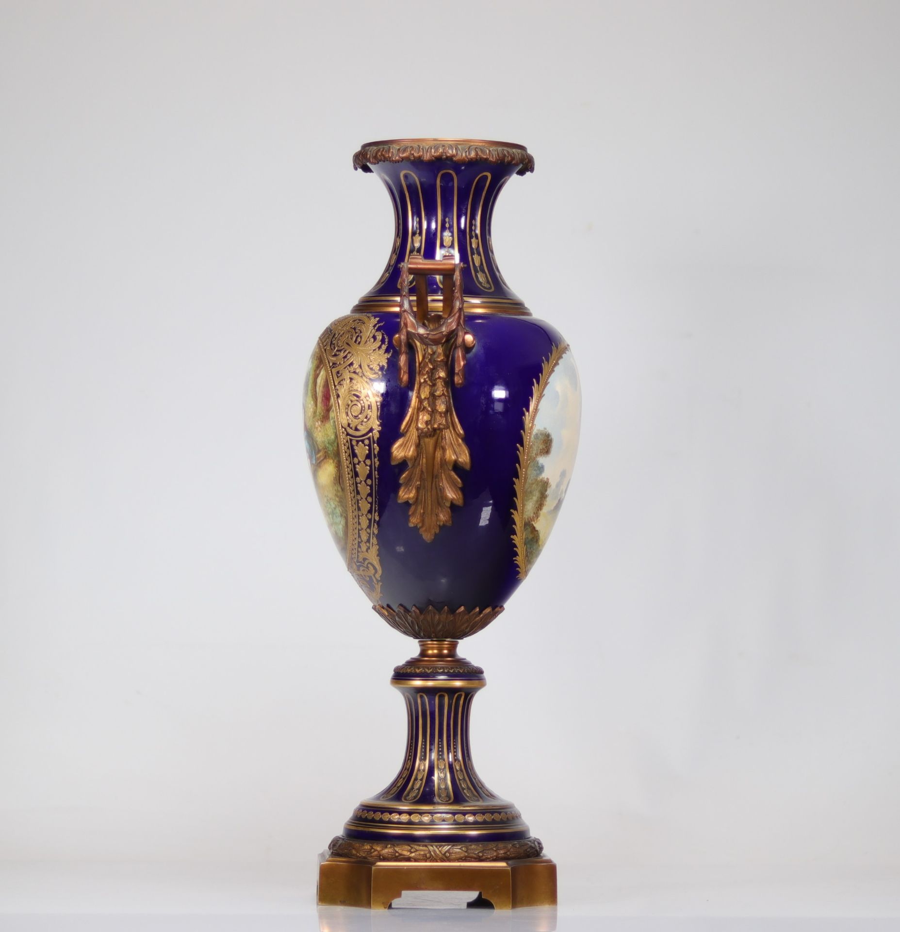 Imposing Sevres porcelain decorated with a romantic scene - Bild 5 aus 5