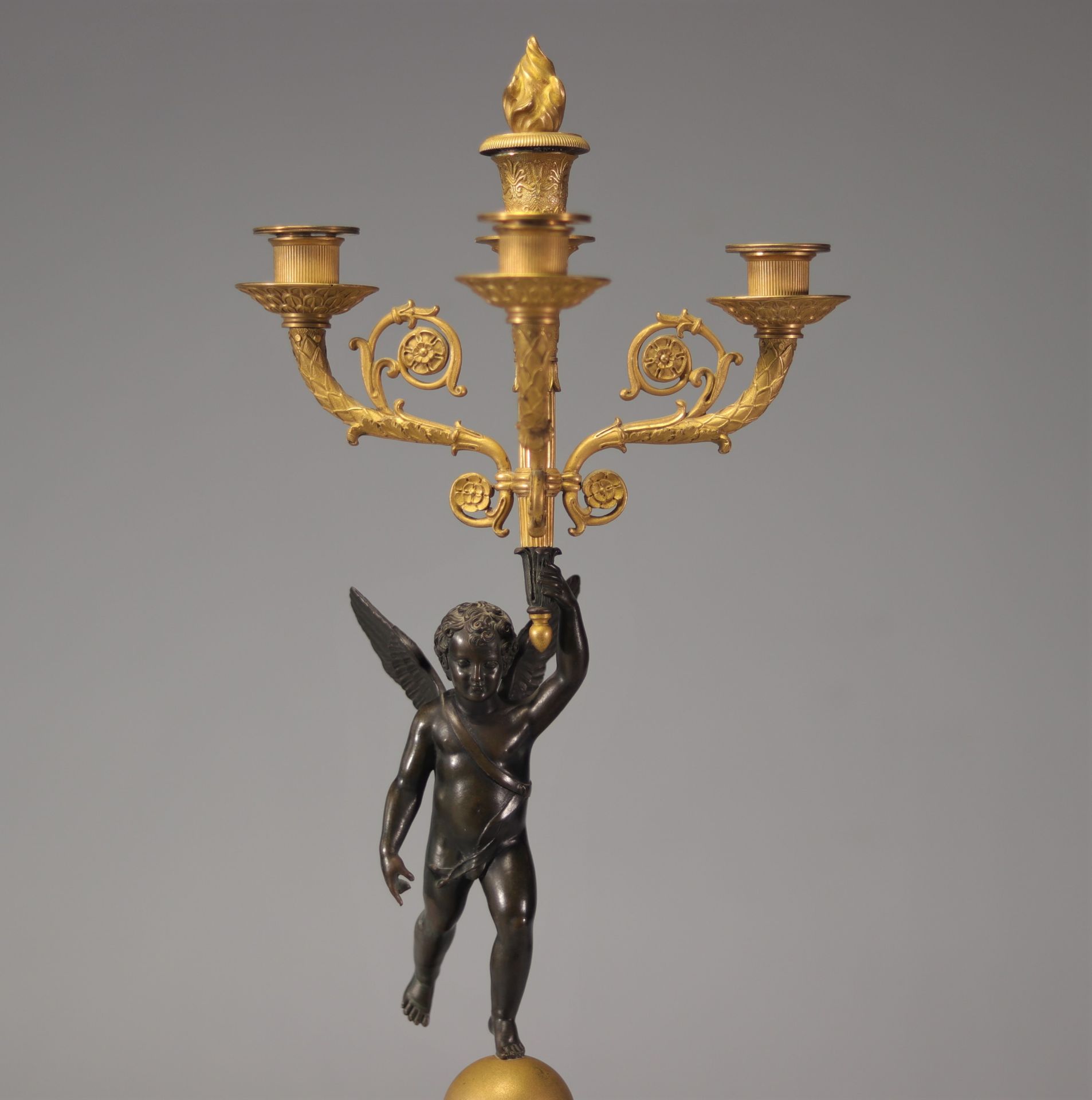 Pair of period Empire candelabras decorated with angels in bronze with two patinas - Bild 4 aus 4