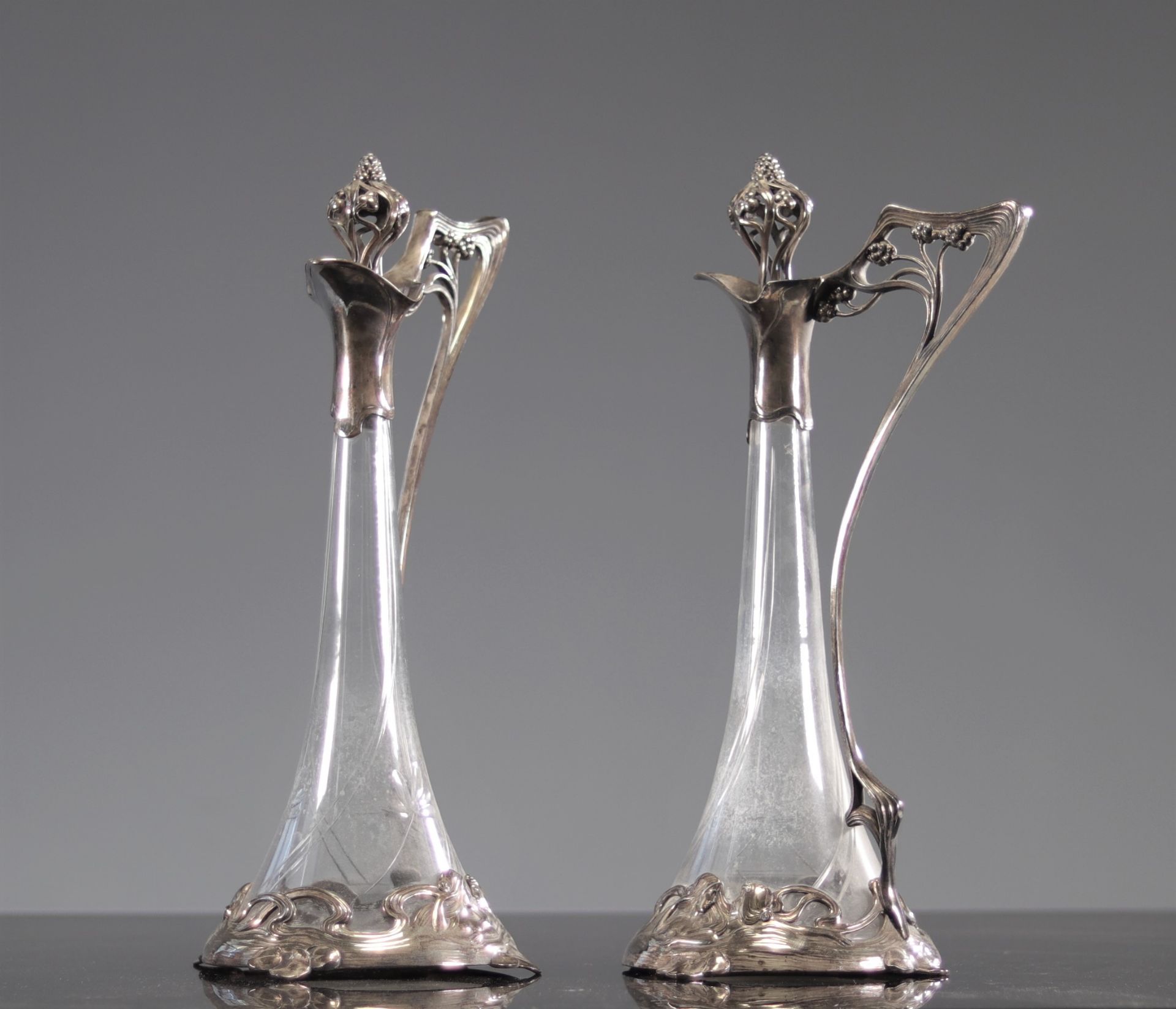 Pair of Art Nouveau carafes with floral decoration and young women 1900 - Bild 3 aus 4