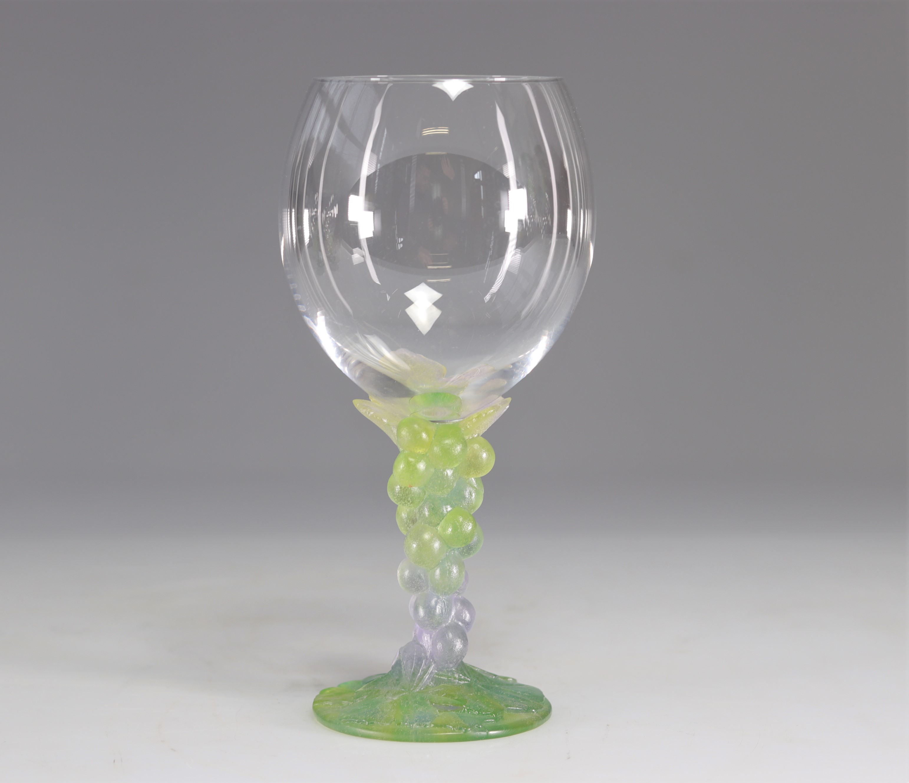 Daum Nancy glasses (5) feet in purple nuanced green glass paste decorated with a bunch of grapes - Image 3 of 5