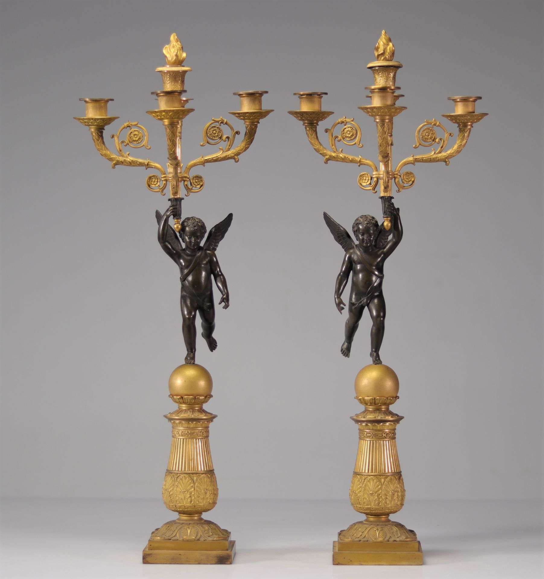 Pair of period Empire candelabras decorated with angels in bronze with two patinas - Bild 2 aus 4