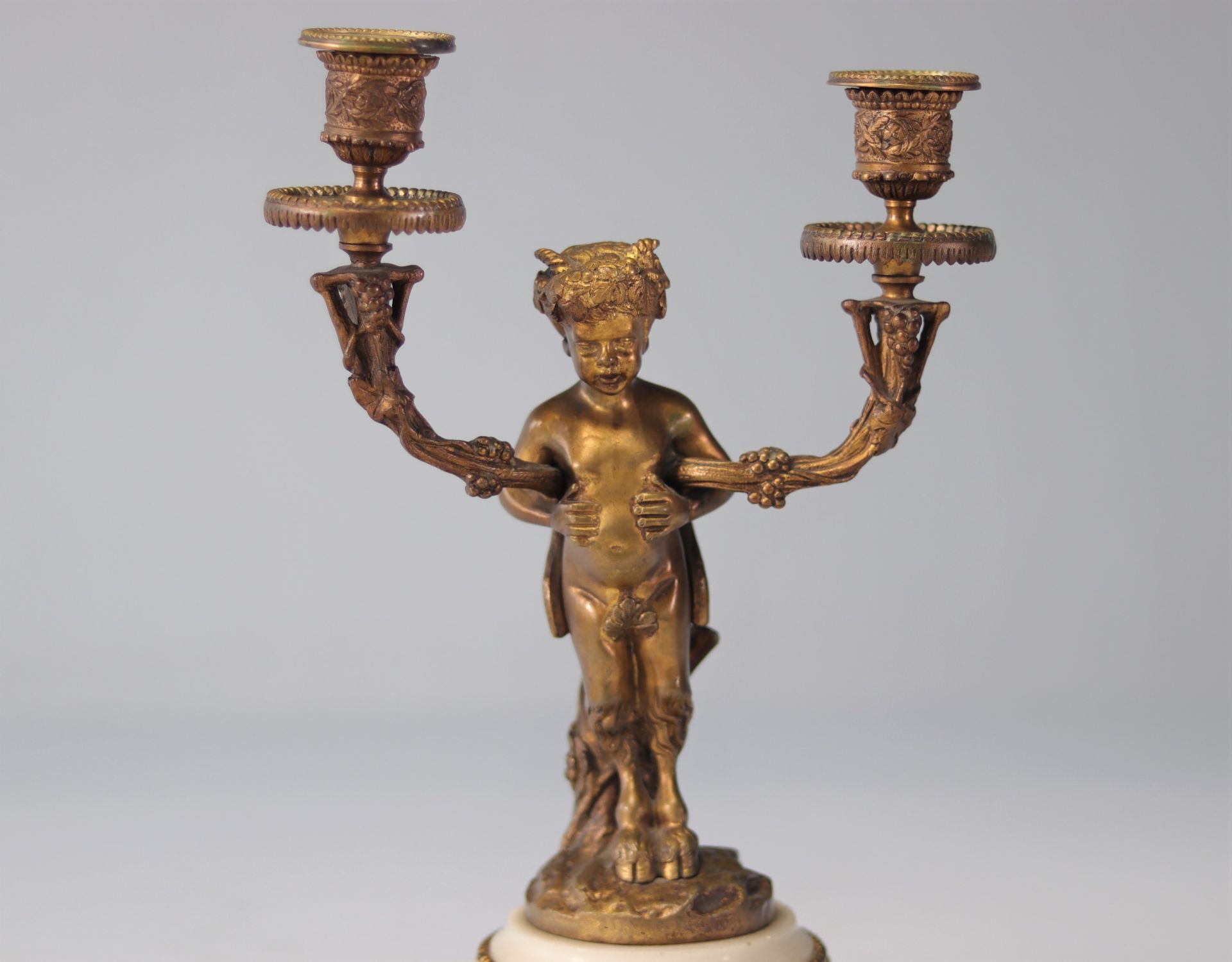 Pendulum set and Louis XVI bronze candlesticks decorated with fauns - Bild 6 aus 7