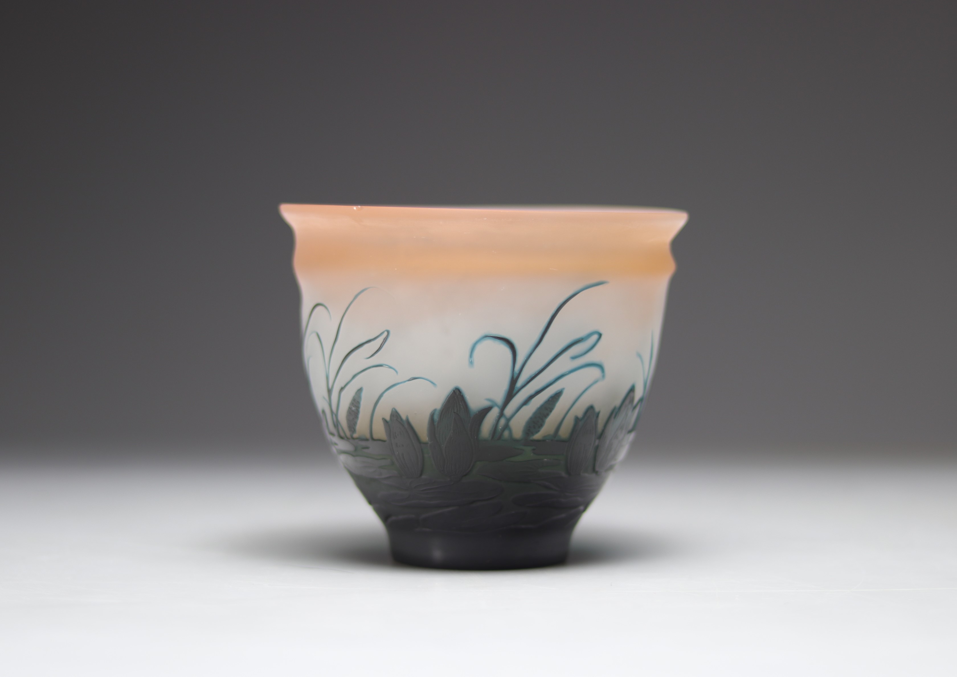 Emile Galle bowl decorated with an aquatic landscape - Bild 3 aus 5